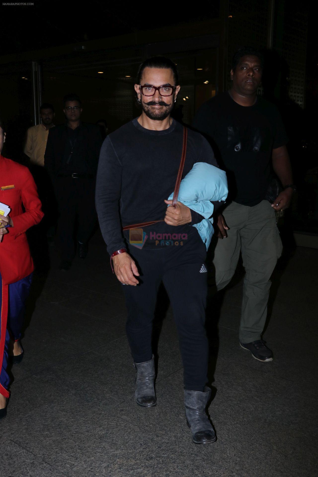 Aamir Khan Spotted At Airport on 26th Dec 2017