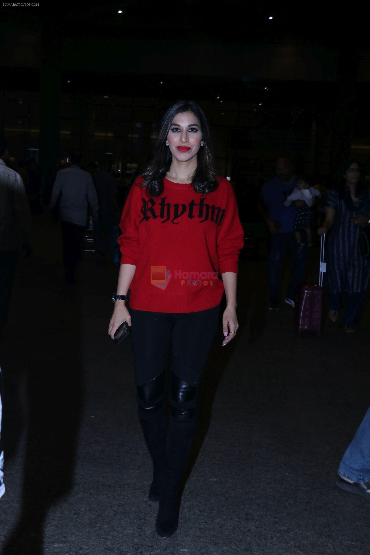 Sophie Choudry Spotted At Airport on 27th Dec 2017