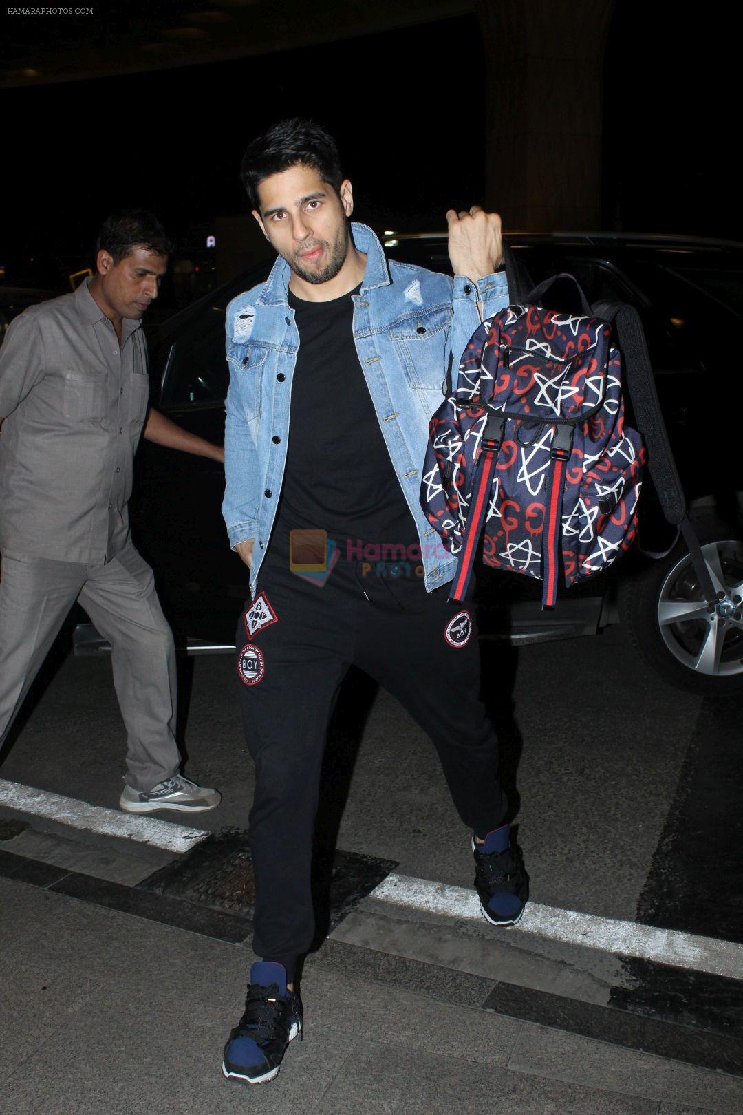 Sidharth Malhotra Spotted At Airport on 29th Dec 2017