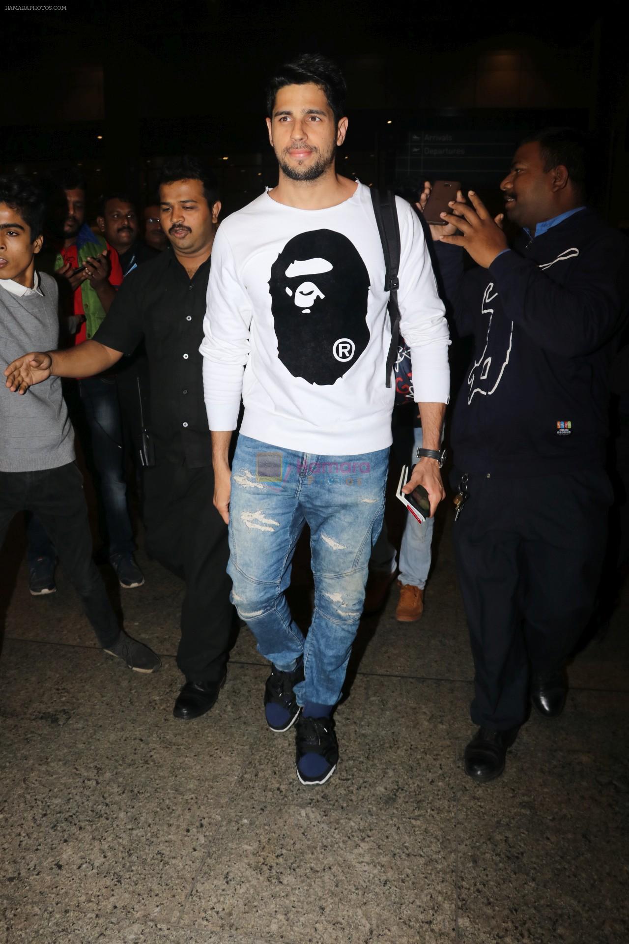 Sidharth Malhotra Spotted At Airport on 2nd Jan 2018