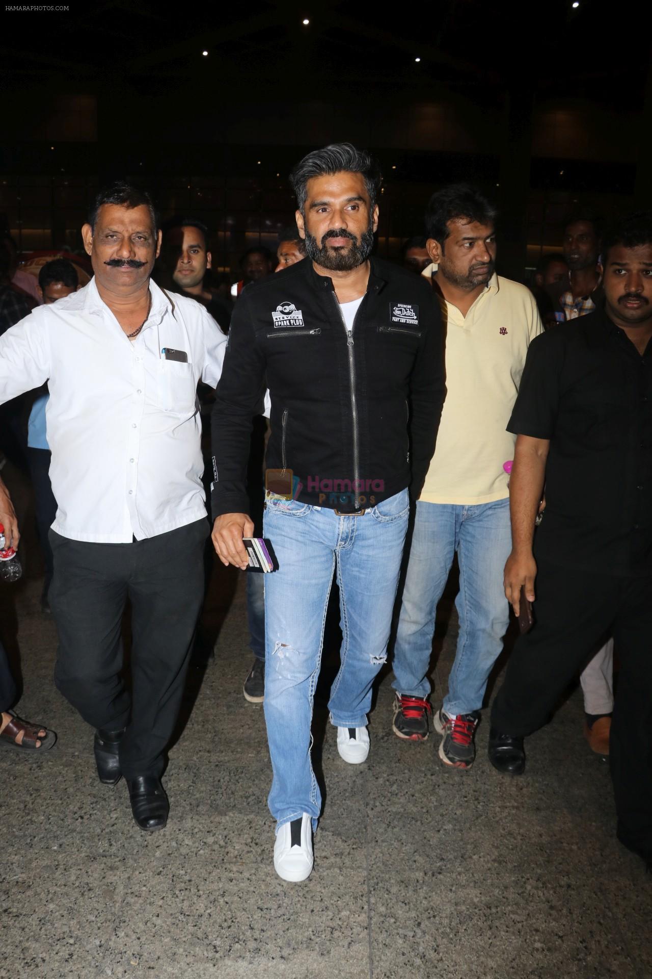 Suniel Shetty Spotted At Airport on 5th Jan 2018