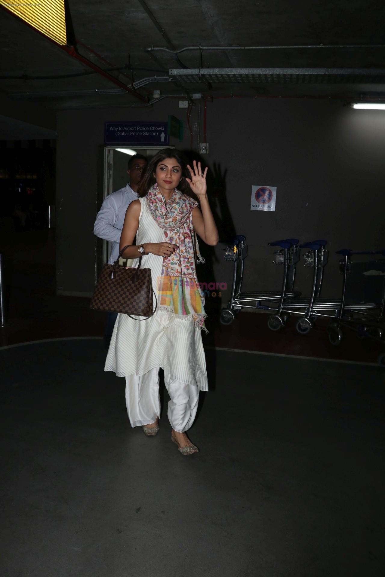 Shilpa Shetty Spotted At Airport on 17th Jan 2018