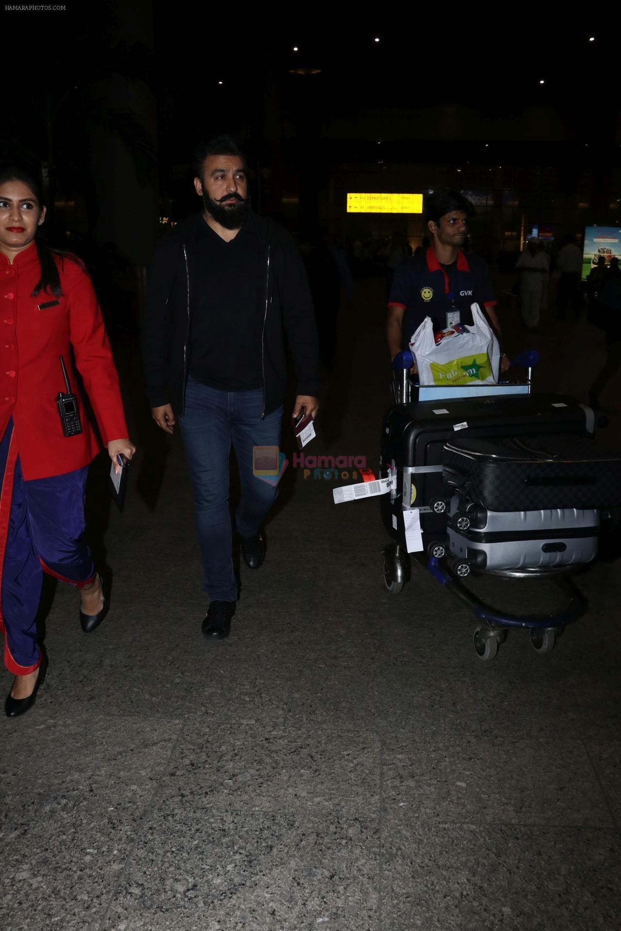Raj Kundra Spotted At Airport on 17th Jan 2018