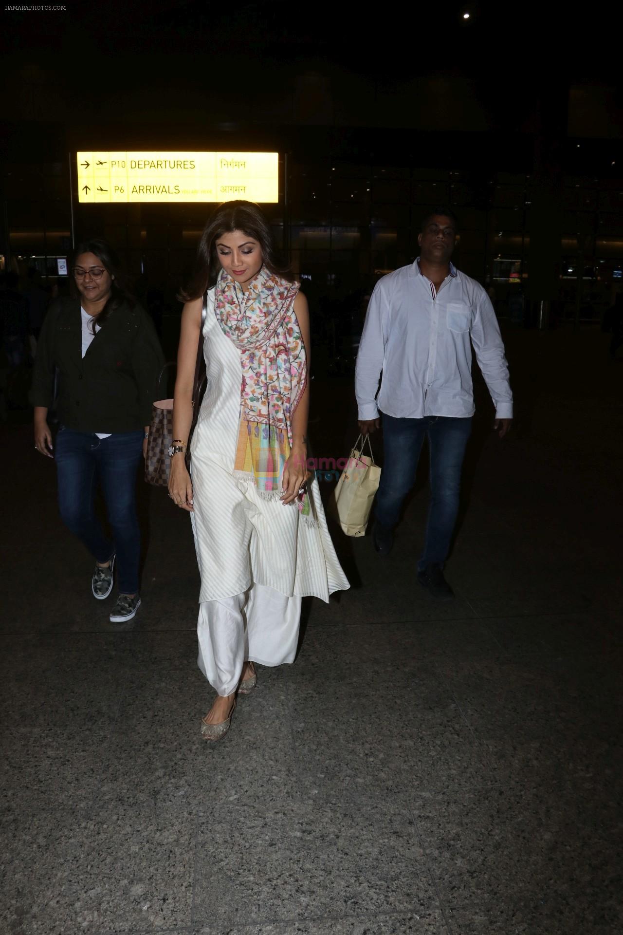 Shilpa Shetty Spotted At Airport on 17th Jan 2018