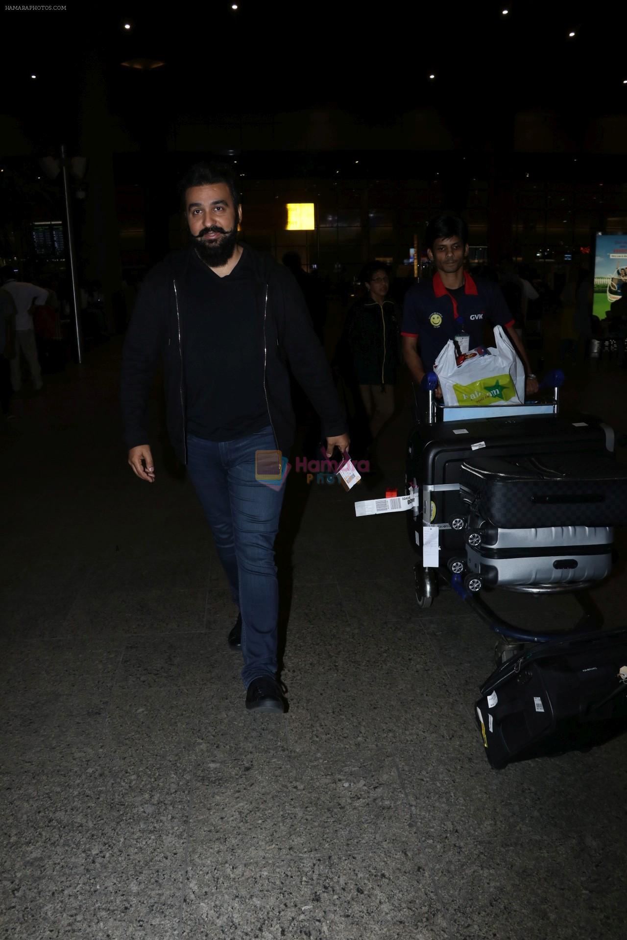 Raj Kundra Spotted At Airport on 17th Jan 2018