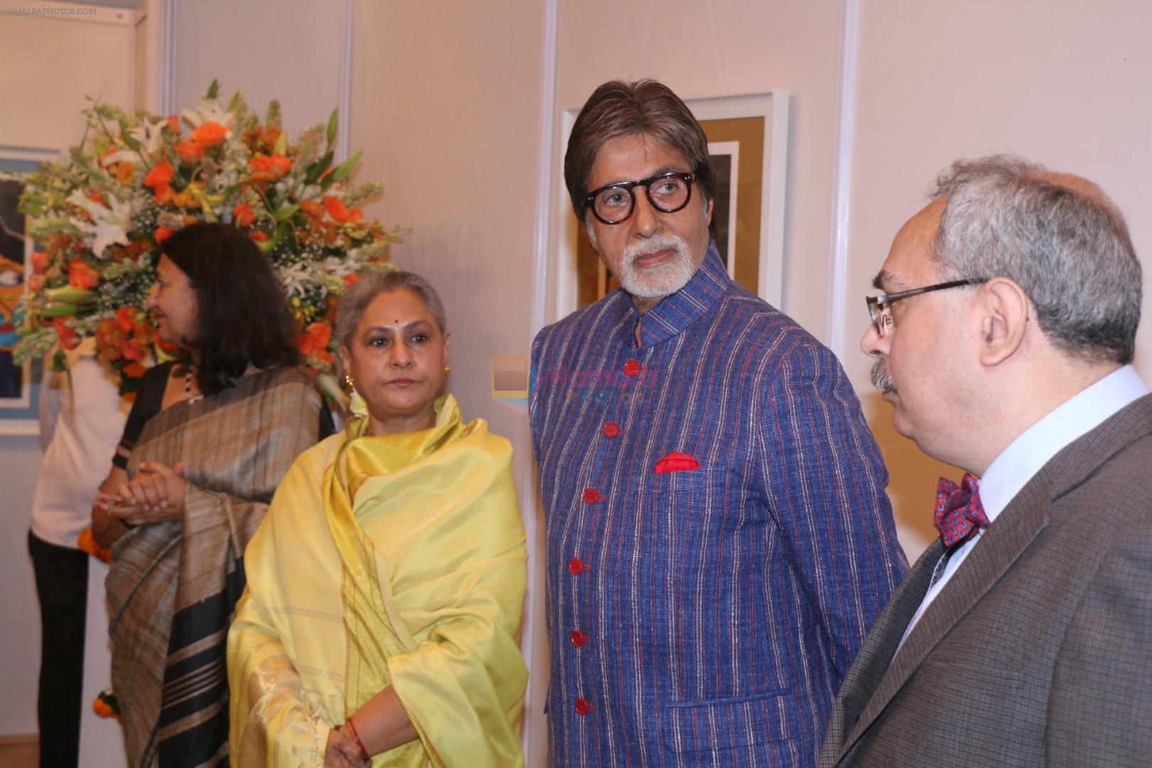 Amitabh Bachchan, Jaya Bachchan At Opening Preview Of Dilip De's Art Exhibition on 26th Jan 2018