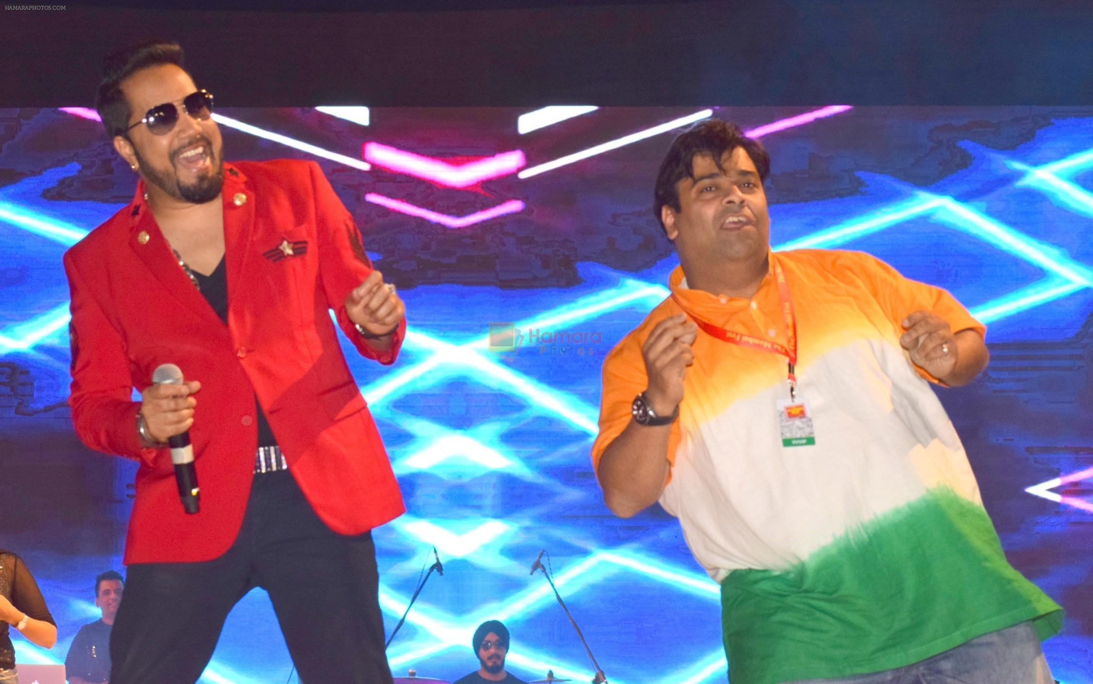 Mika Singh and Kiku Sharda performing during The Mumbai Fest 2018 on 27th Jan 2018