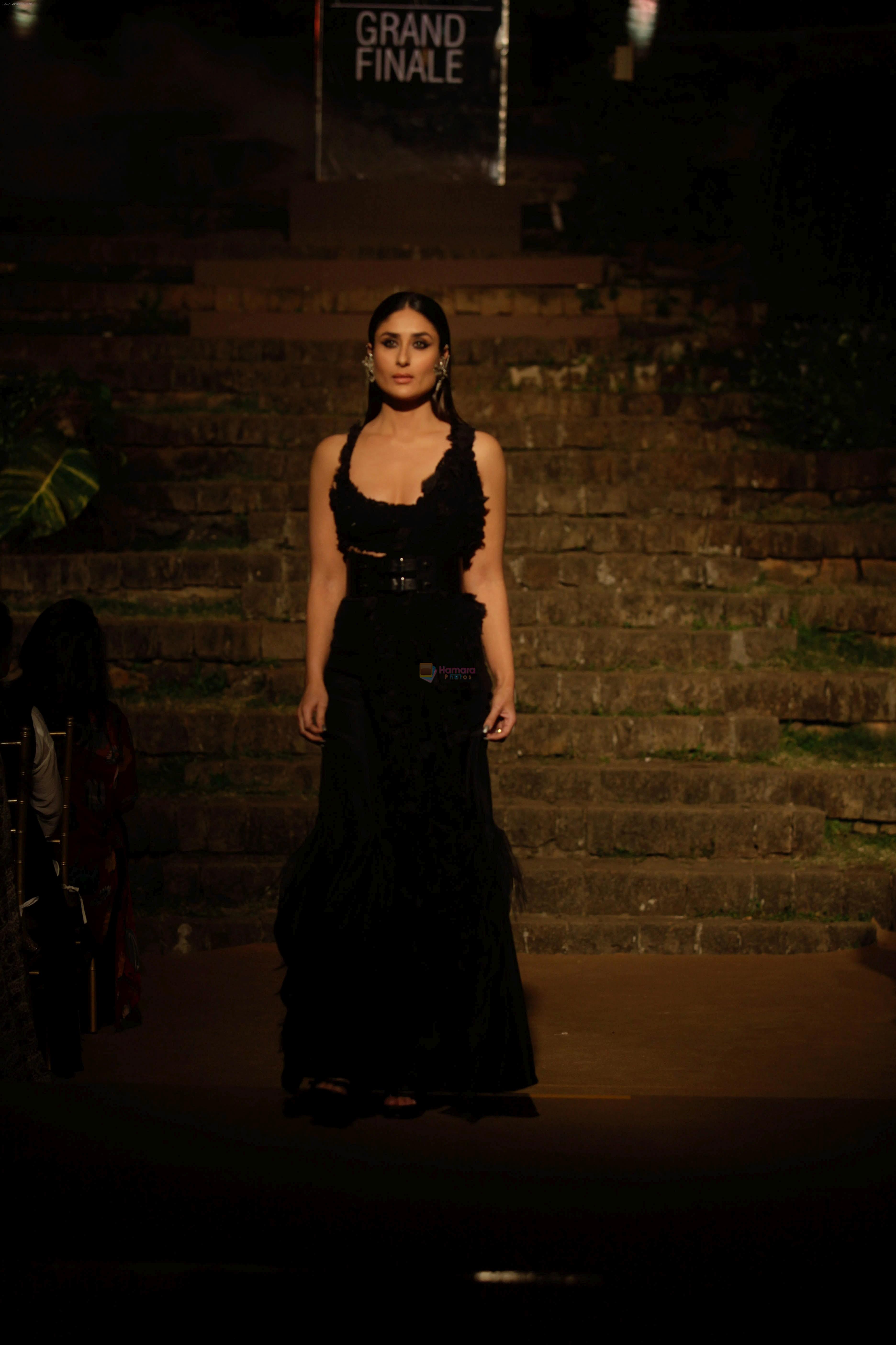 Kareena kapoor Khan showstopper For Designer Anamika Khanna At Lakme Fashion Week Finale 18 on 4th Feb 2018