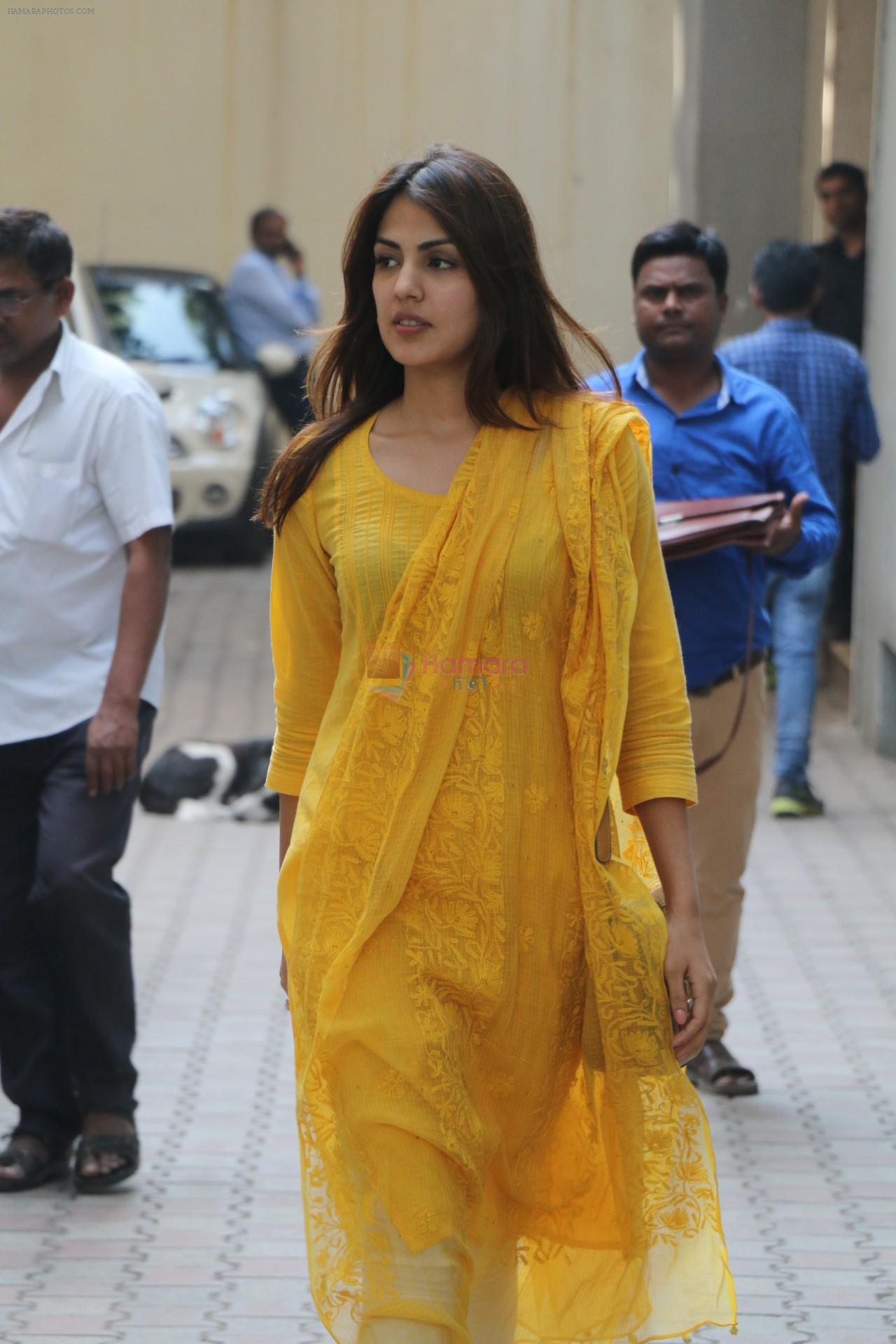 Rhea Chakraborty spotted at khar, Mumbai on 13th Feb 2018