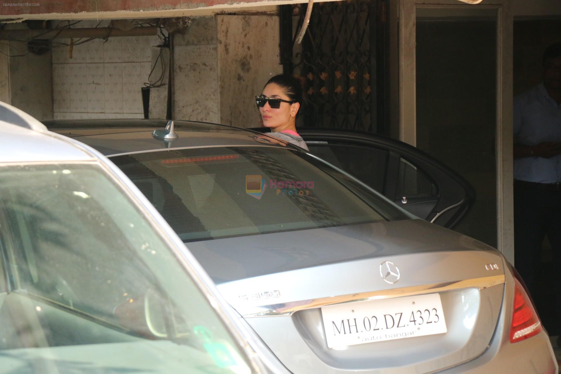 Kareena Kapoor Spotted At Gym In Bandra on 15th Feb 2018