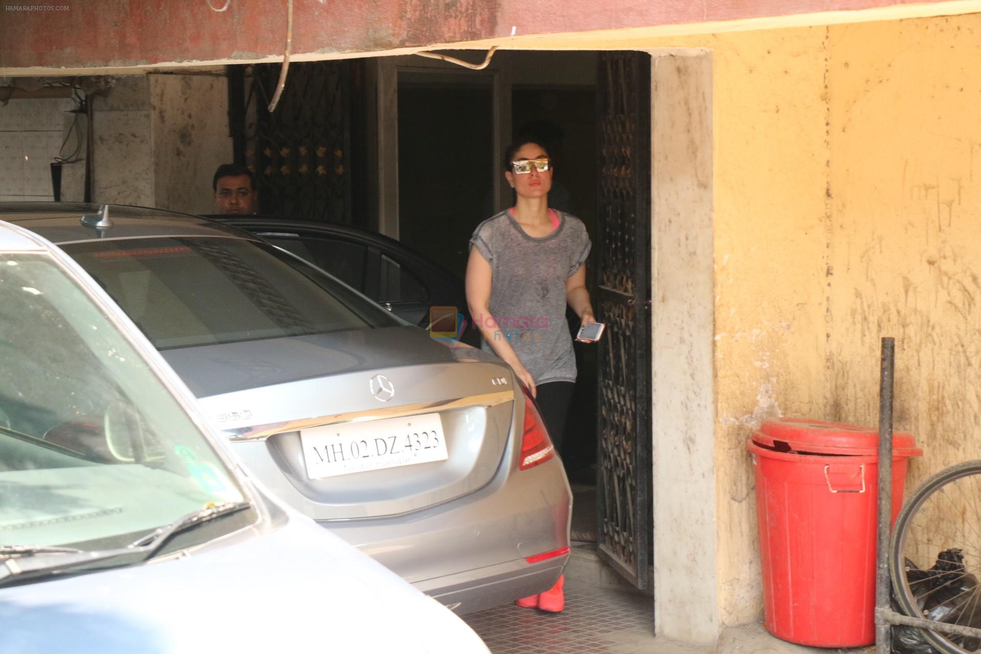 Kareena Kapoor Spotted At Gym In Bandra on 15th Feb 2018
