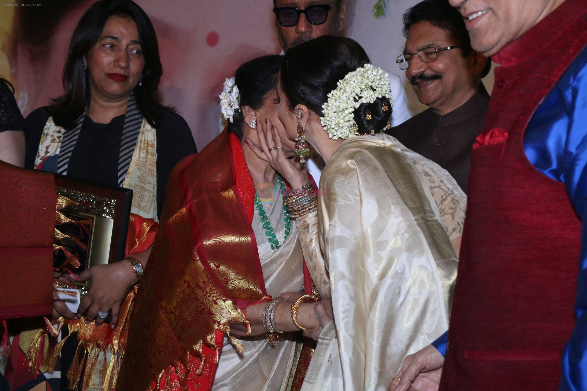 Asha Bhosle, Rekha at 5th Yash Chopra Memorial Award on 17th Feb 2018