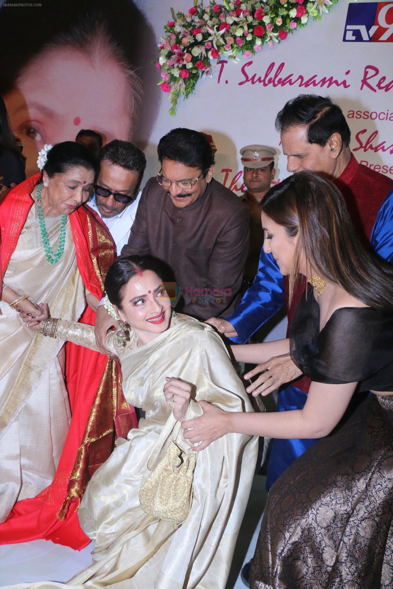 Asha Bhosle, Rekha at 5th Yash Chopra Memorial Award on 17th Feb 2018