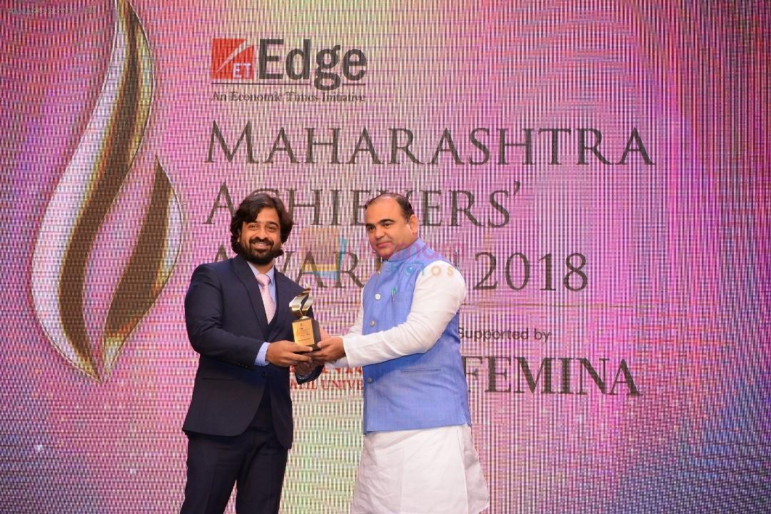 Jayakumar Jitendrasinh Rawal, state cabinet ministern for tourism presents Rising Foodpreneur Award to Gaurav Gite who runs chain of restaurants, Marrakesh at ET Edge Maharashtra Achievers Awards 2018.