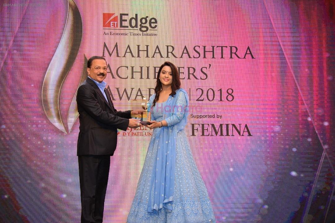 Dr Vishesh Gopal Nayak,received the Finest in Makeup Award from the first lady of the state at ET Edge Maharashtra Achievers Awards 2018.