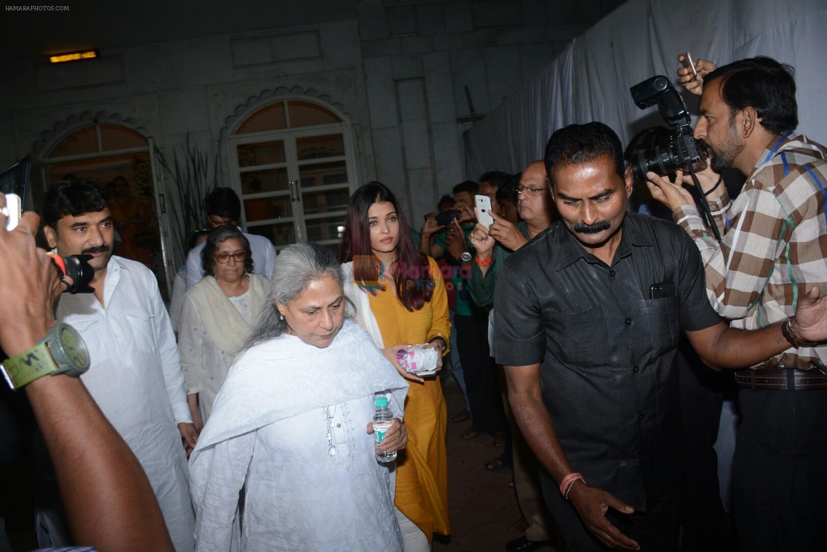 Aishwarya Rai Bachchan, Jaya Bachchan at the Prayer meet for veteran actress shammi in Iskon in juhu, mumbai on 8th March 2018