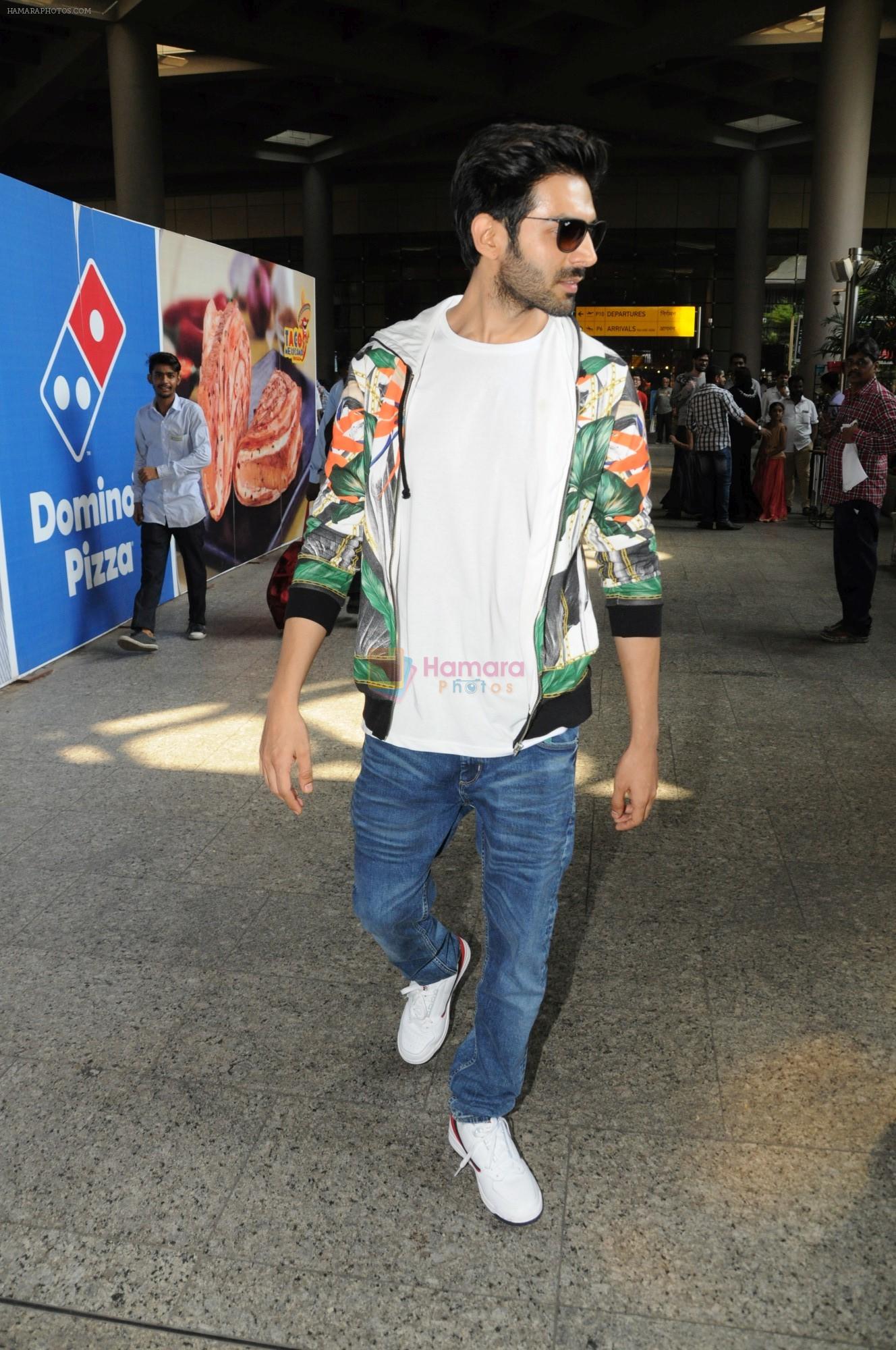Kartik Aaryan Spotted At Airport on 27th March 2018