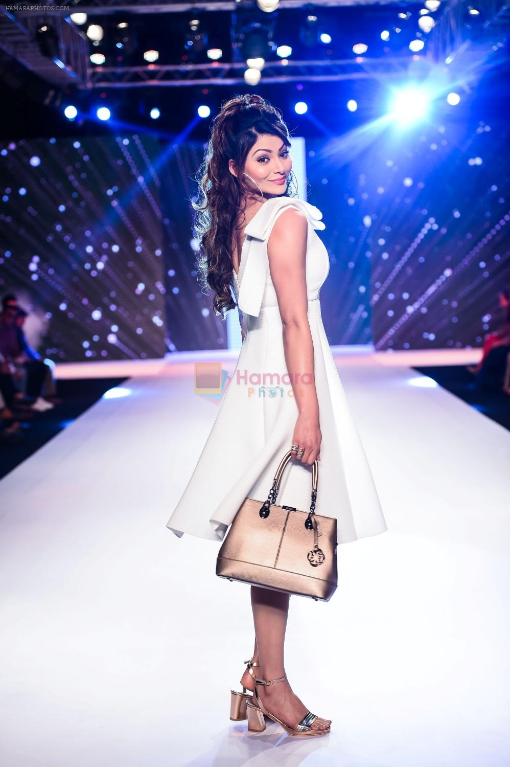 _Urvashi Rautela Showstopper For Designer Tanushri Biyani(Ceriz) At Bombay Times Fashion Week on 1st April 2018