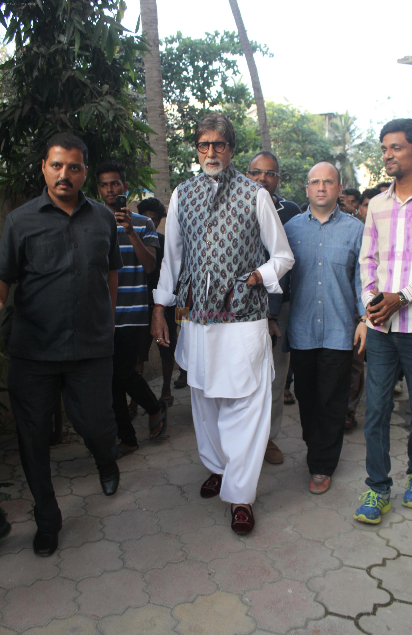 Amitabh Bachchan spotted at versova in mumbai on 20th April 2018