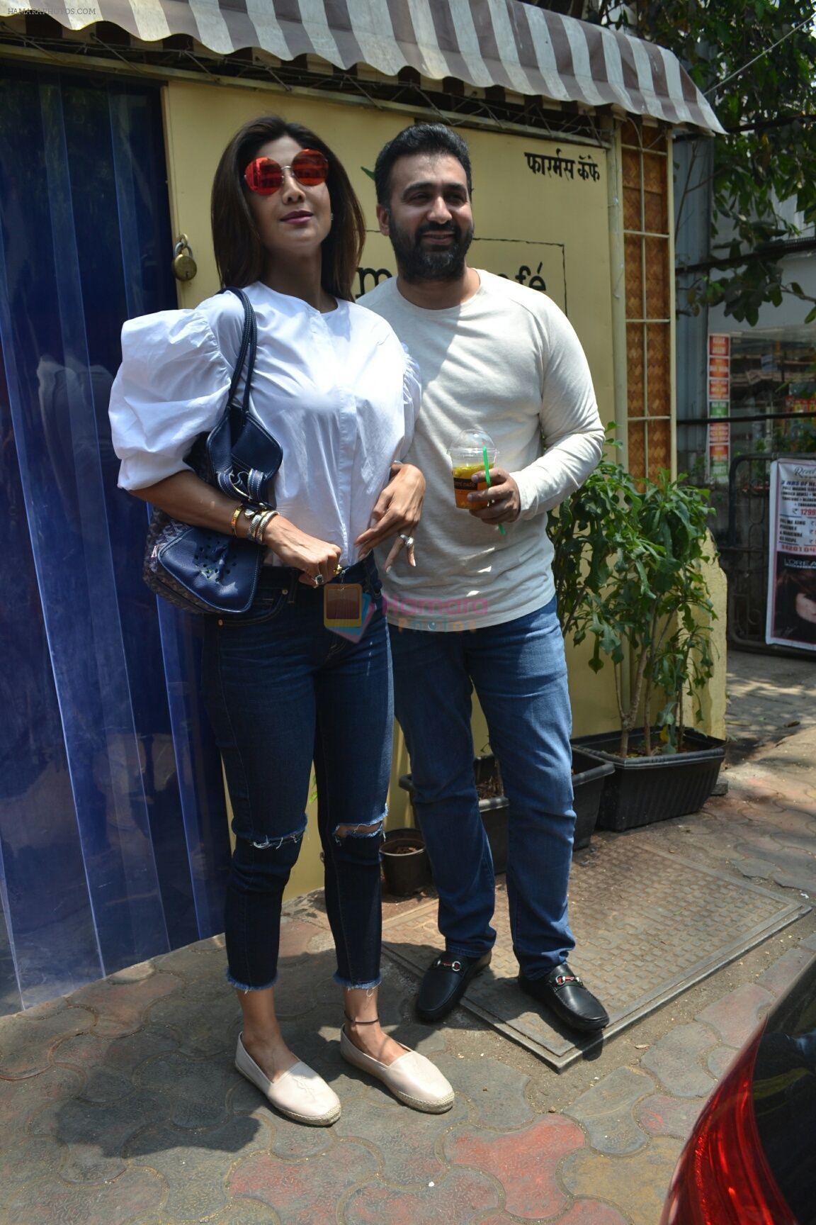 Shilpa Shetty & Raj Kundra spotted at Farmer's Cafe in bandra, mumbai on 18th April 2018