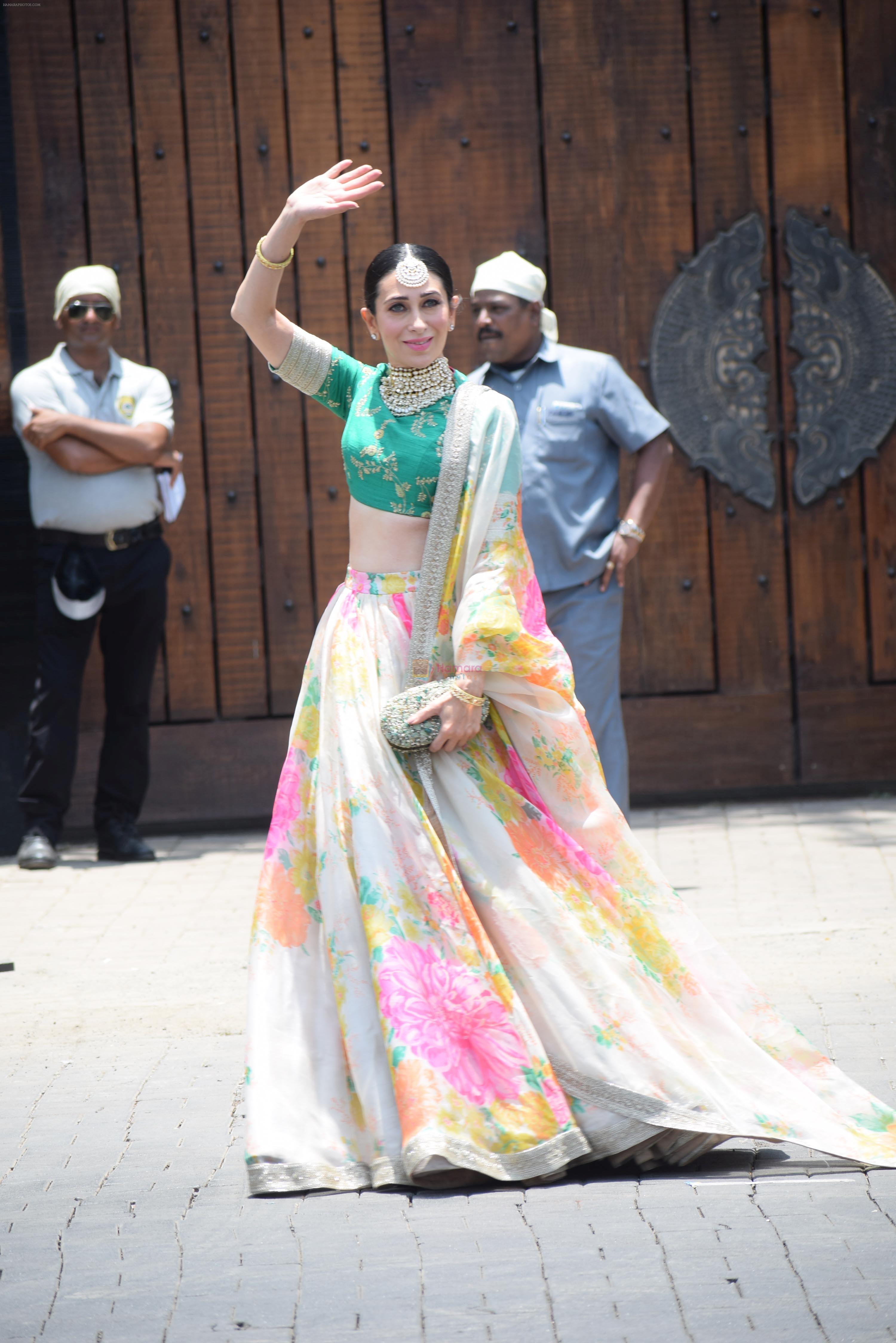 Karisma Kapoor at Sonam Kapoor Anand Ahuja's wedding in rockdale bandra on 8th May 2018