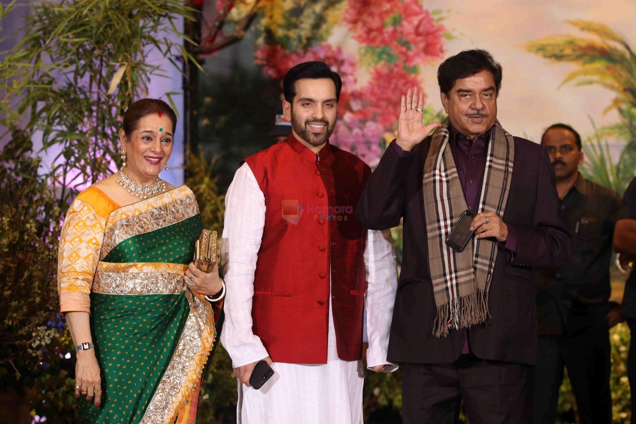Poonam Sinha, Luv Sinha, Shatrughan Sinha at Sonam Kapoor and Anand Ahuja's Wedding Reception on 8th May 2018