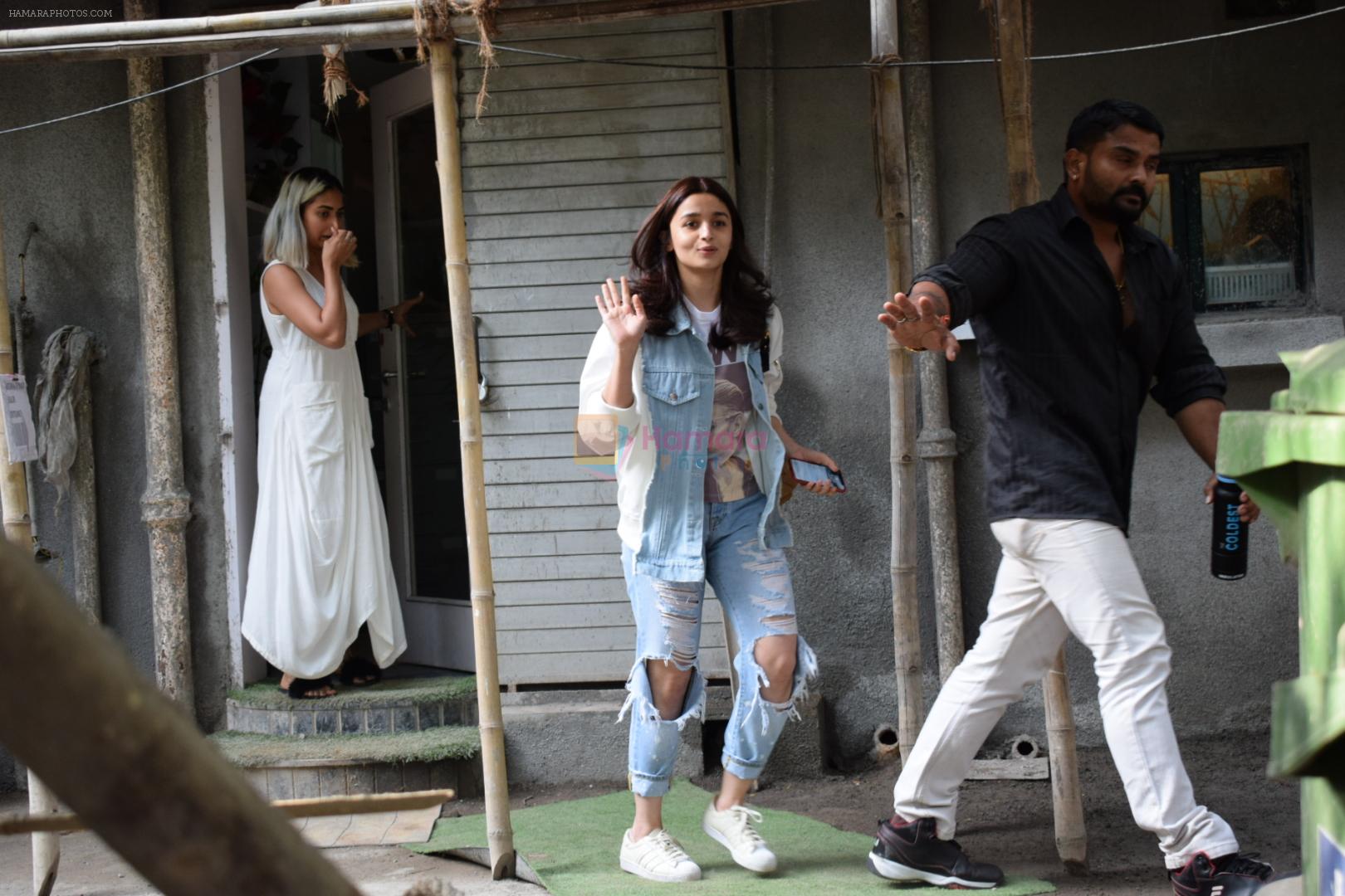 Alia Bhatt Spotted At Kromakey Juhu on 29th May 2018