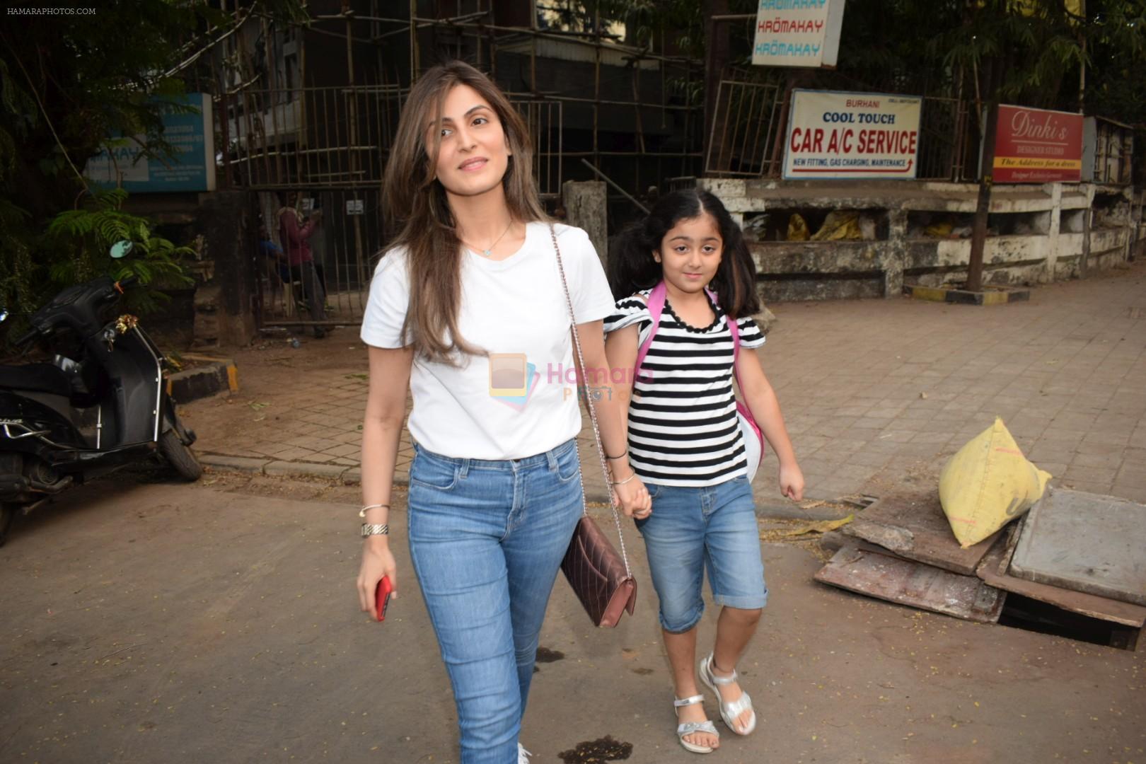 Riddhima Kapoor and daughter spotted at Kromakay Salon juhu on 29th May 2018