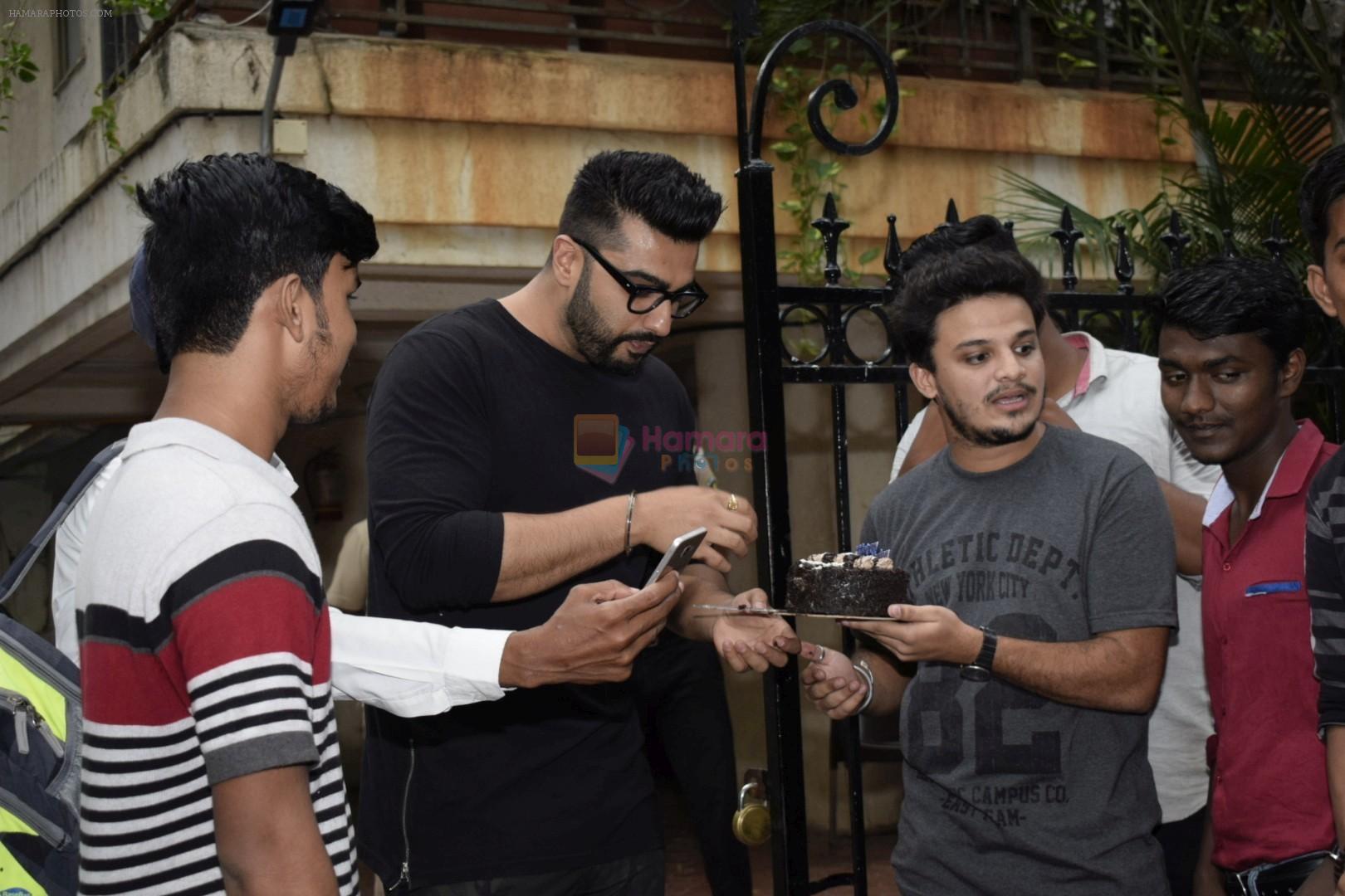 Arjun Kapoor birthday cake cutting at his juhu residence on 26th June 2018