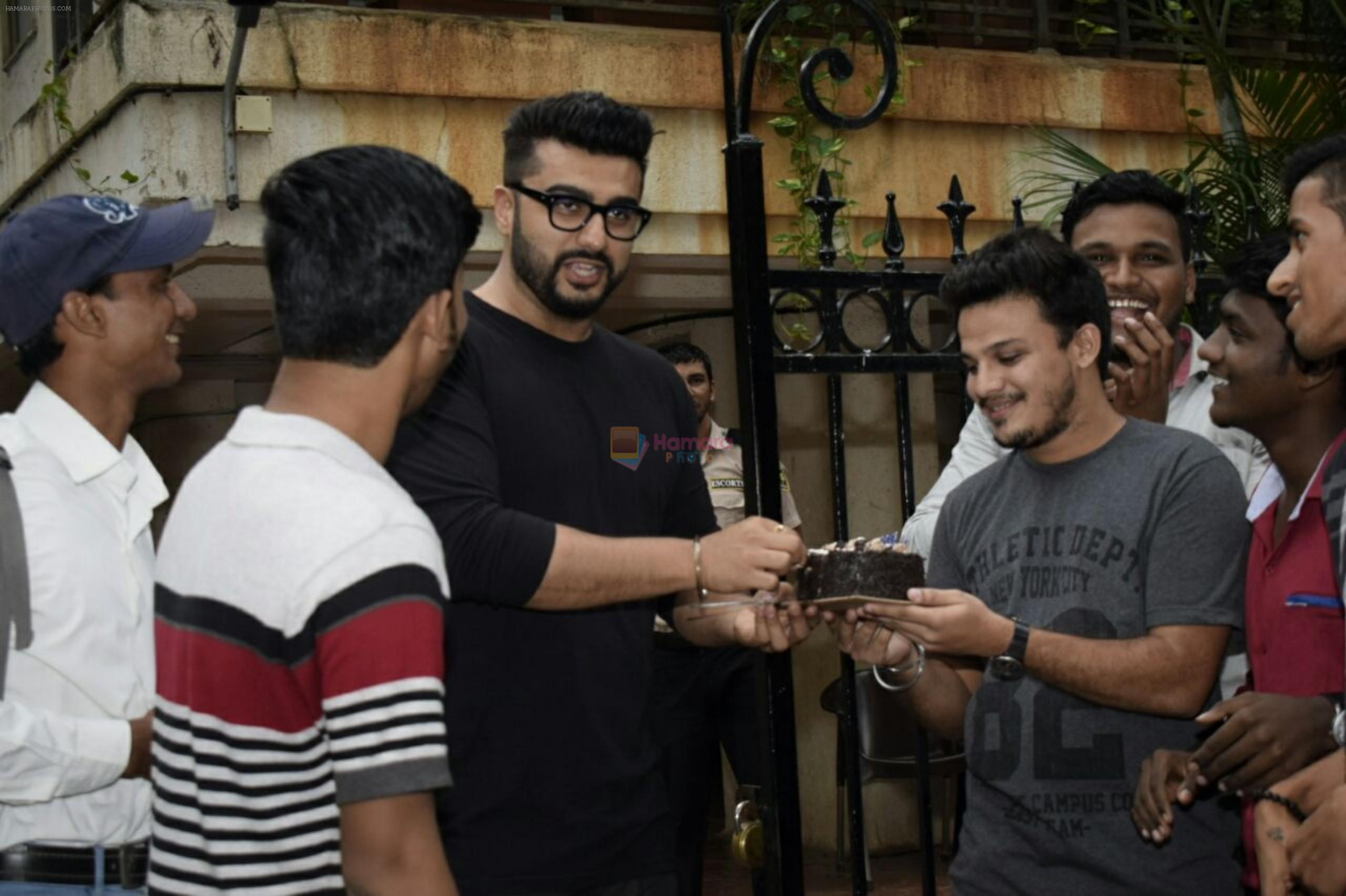 Arjun Kapoor birthday cake cutting at his juhu residence on 26th June 2018