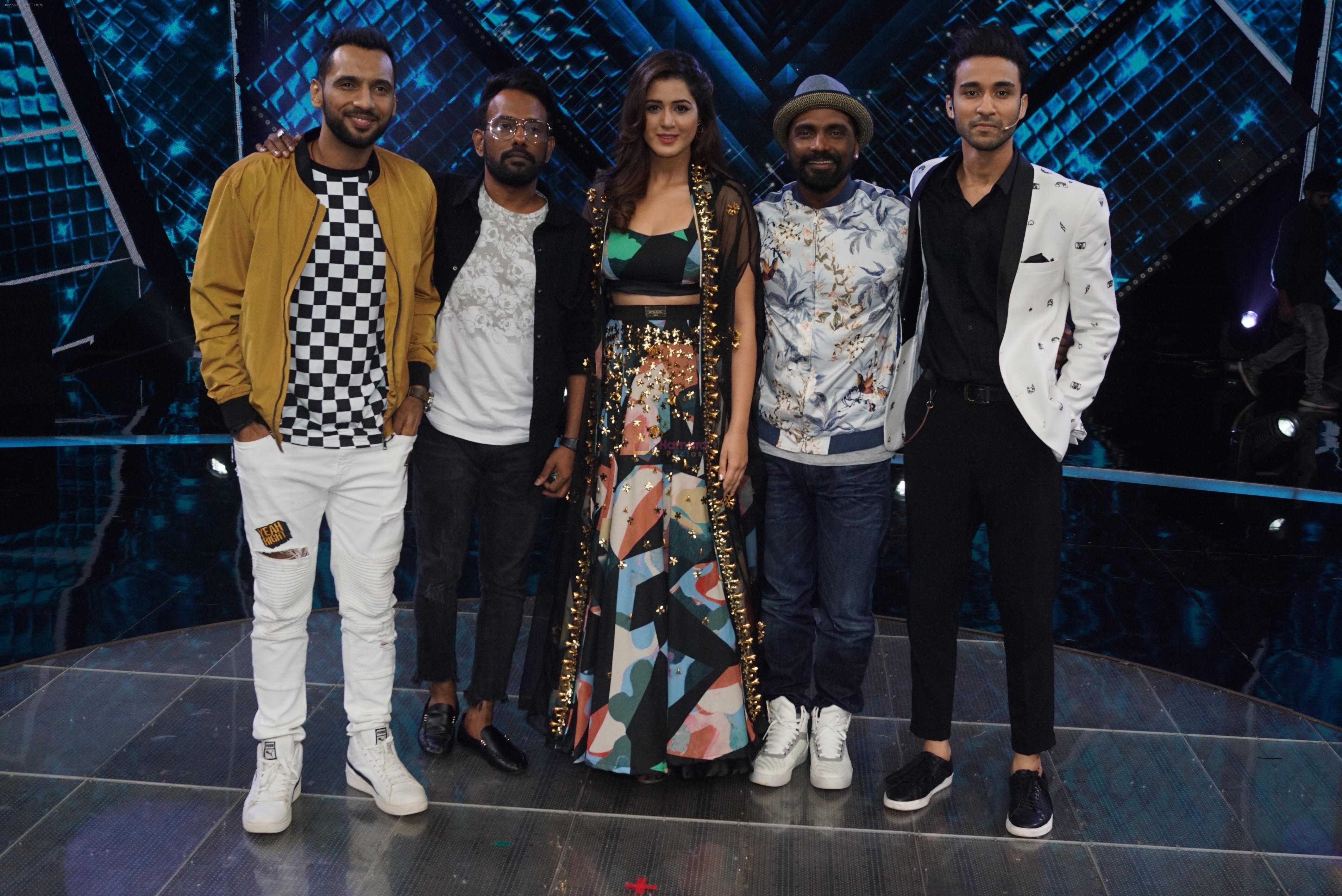 Raghav Juyal, Punit Pathak, Dharmesh Yelande, Isha Rikhi, Remo D Souza with team Nawabzade on the sets of Dil Hai Hindustani on 2nd July 2018