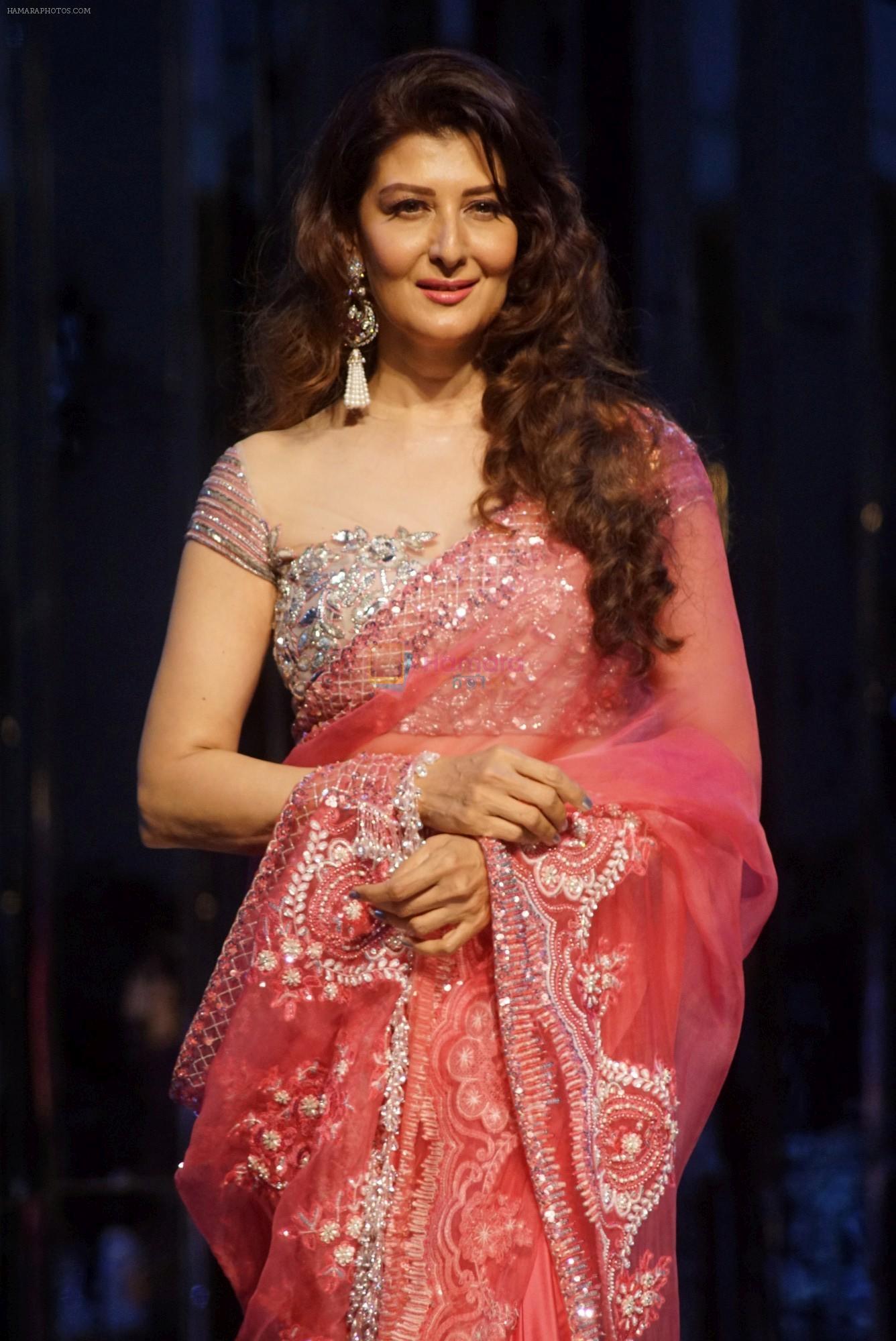 Sangeeta Bijlani at Red Carpet for Manish Malhotra new collection Haute Couture on 1st Aug 2018