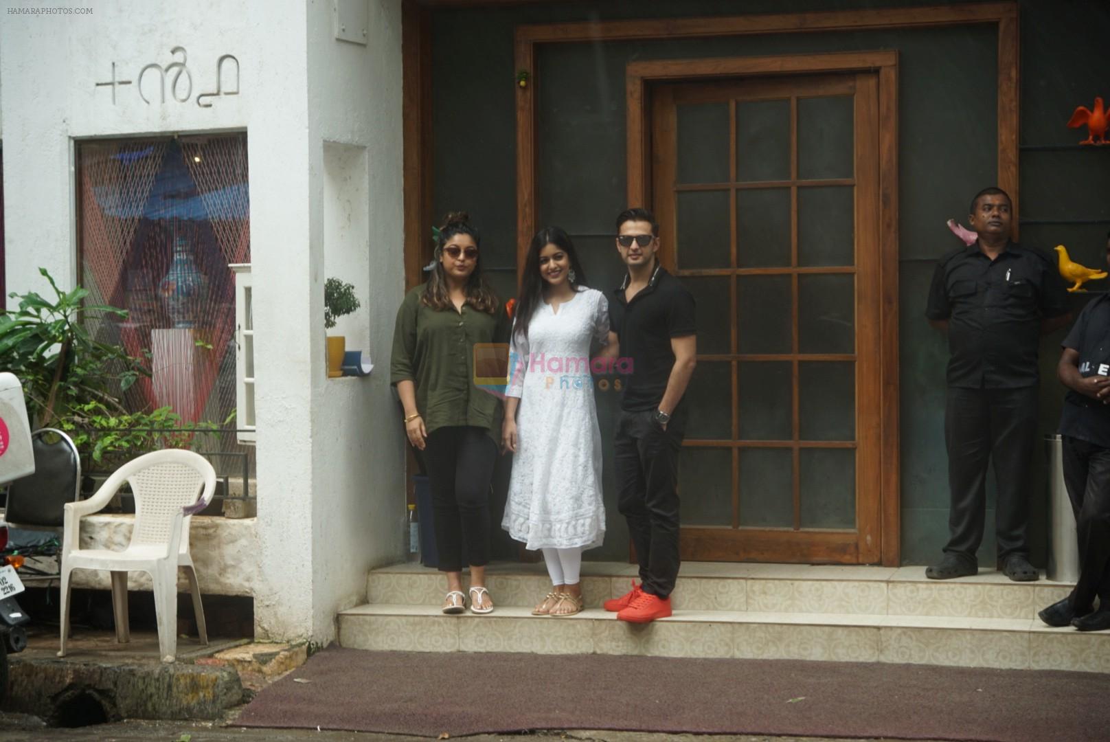 Vatsal Seth ,Ishita Dutta, Tanushree Dutta spotted outside +91, Juhu on 5th Aug 2018