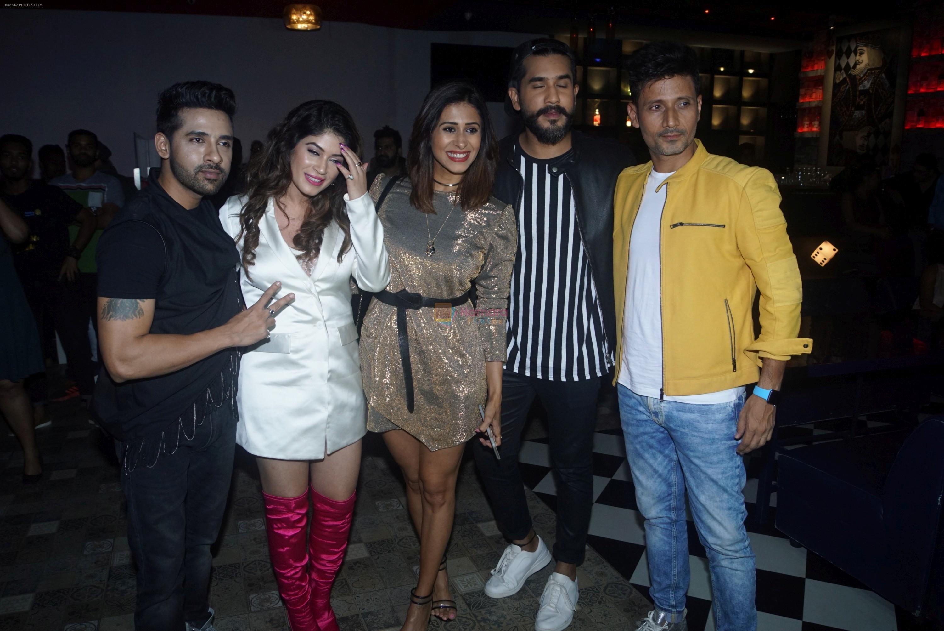 Kishwar Merchant, Suyyash Rai, Manmeet Gulzar, Puneesh Sharma, Bandgi Kalra at the launch of Kasino Bar and Launch of Meet Bros song Love Me on 6th Aug 2018