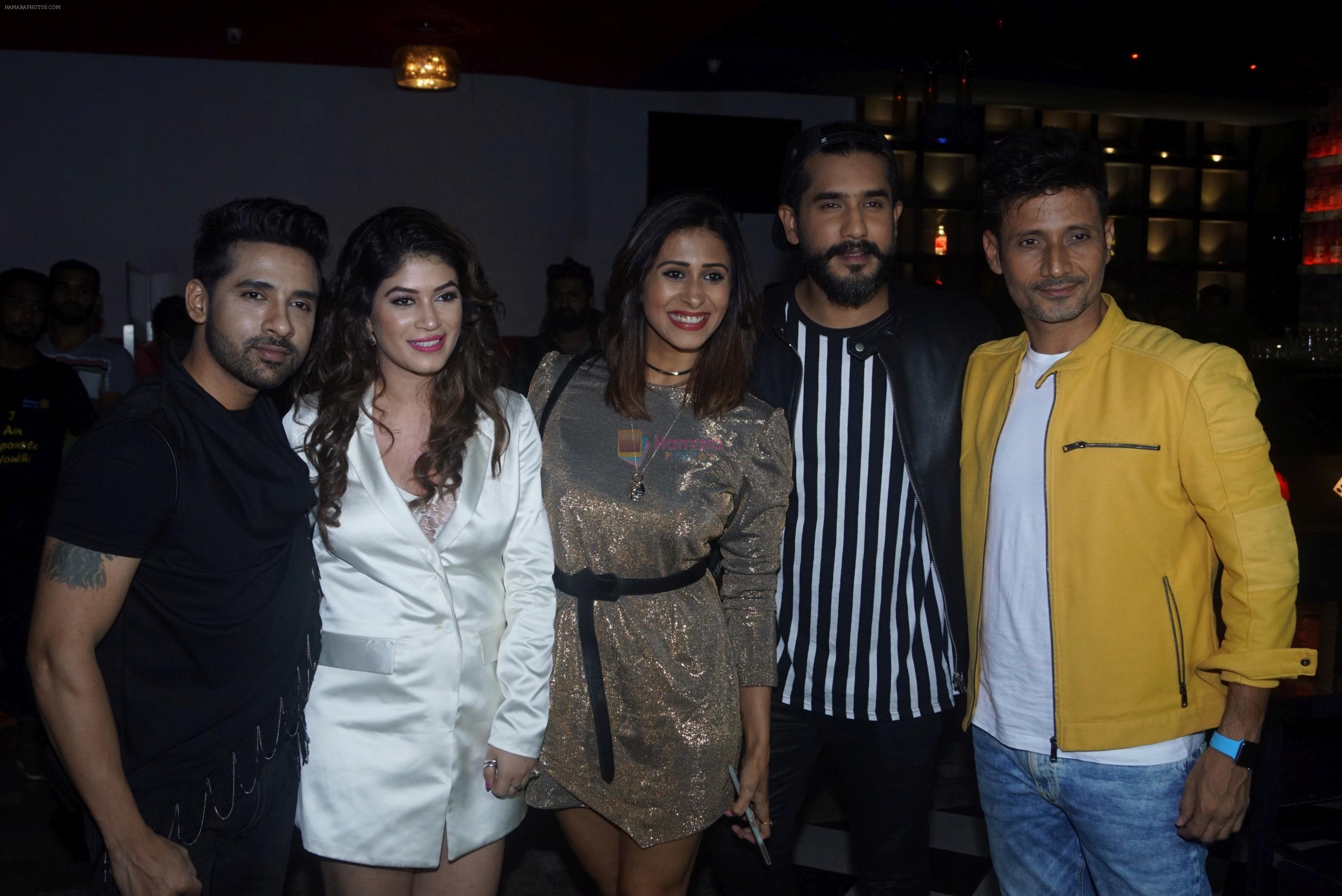 Kishwar Merchant, Suyyash Rai, Manmeet Gulzar, Puneesh Sharma, Bandgi Kalra at the launch of Kasino Bar and Launch of Meet Bros song Love Me on 6th Aug 2018