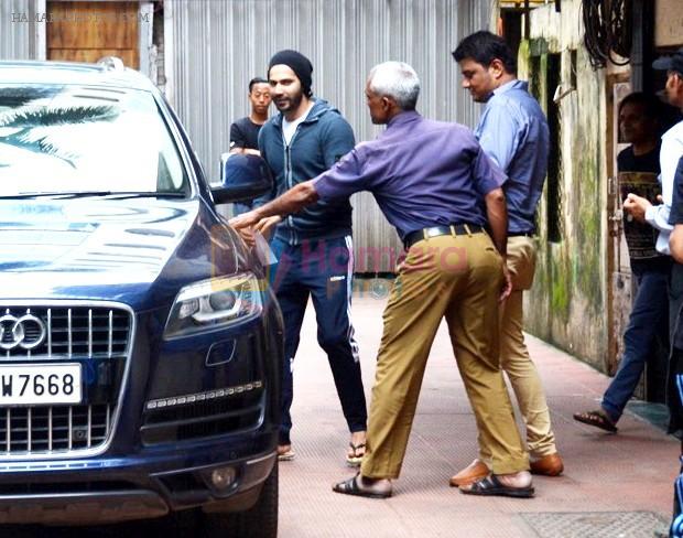Varun Dhawan spotted at bandra on 6th Aug 2018