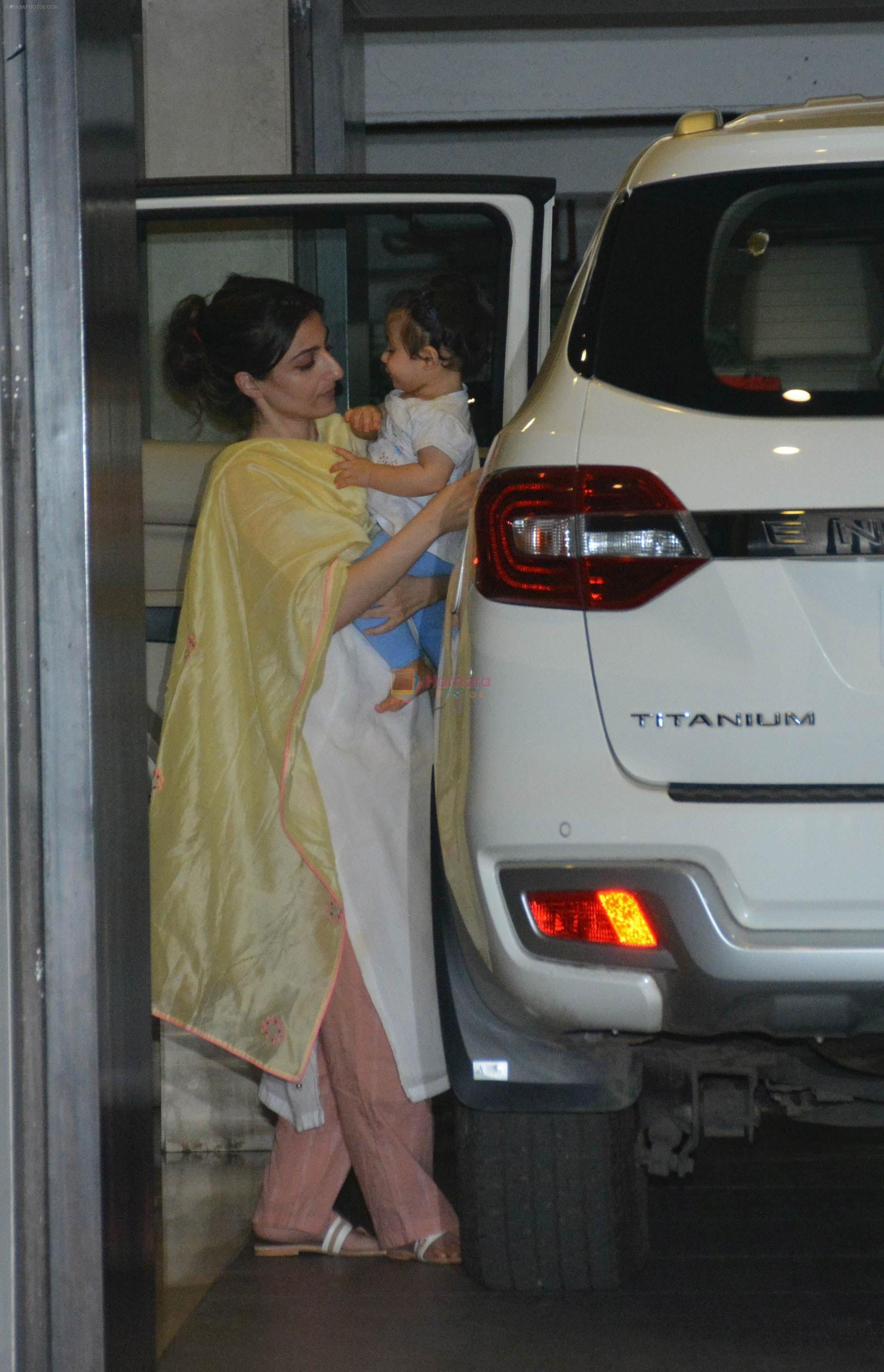 Soha Ali Khan With Daughter Inaaya Sptted At Bandra on 6th Aug 2018