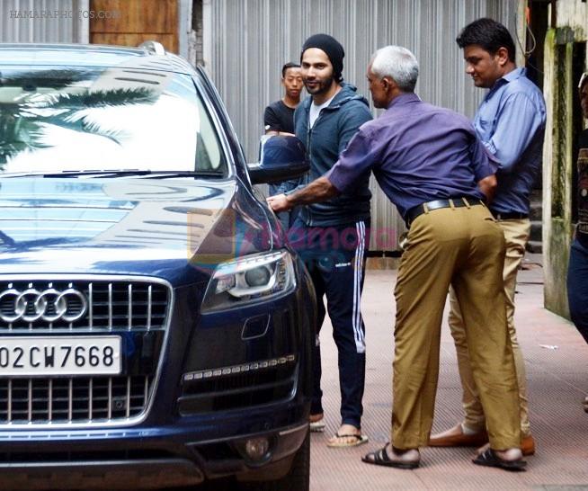 Varun Dhawan spotted at bandra on 6th Aug 2018