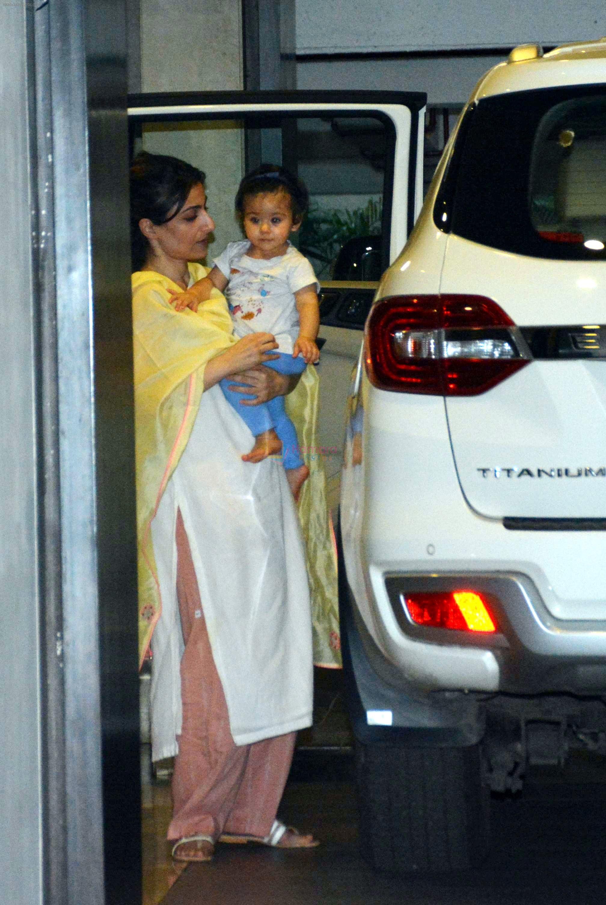 Soha Ali Khan With Daughter Inaaya Sptted At Bandra on 6th Aug 2018