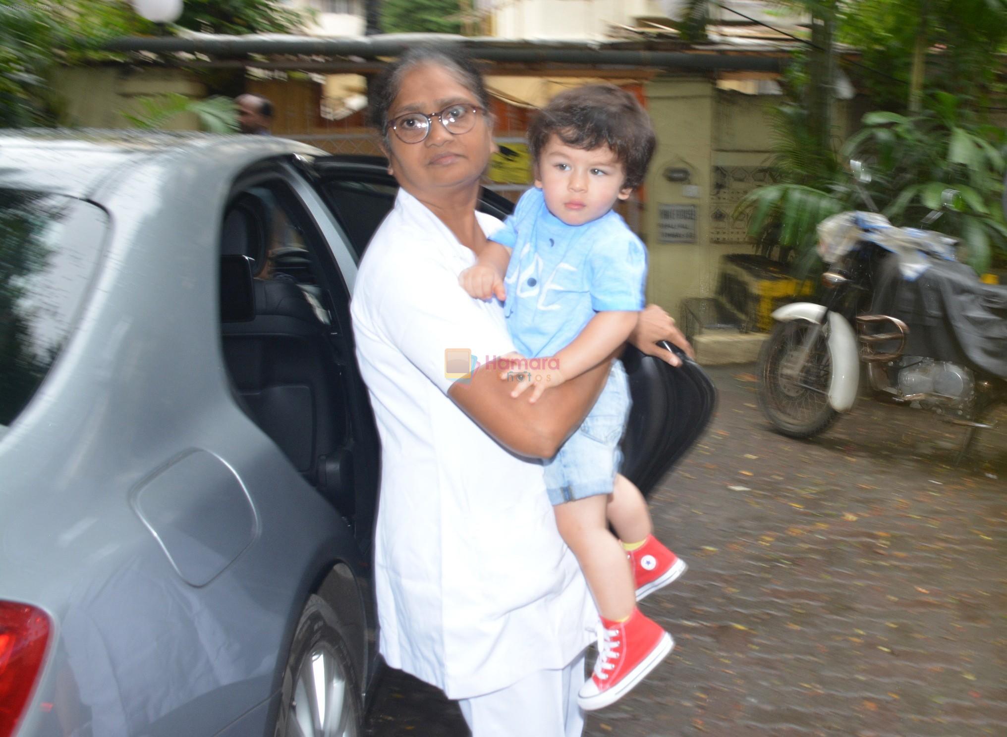 Taimur Ali Khan With Daughter Inaaya At Bandra on 9th Aug 2018