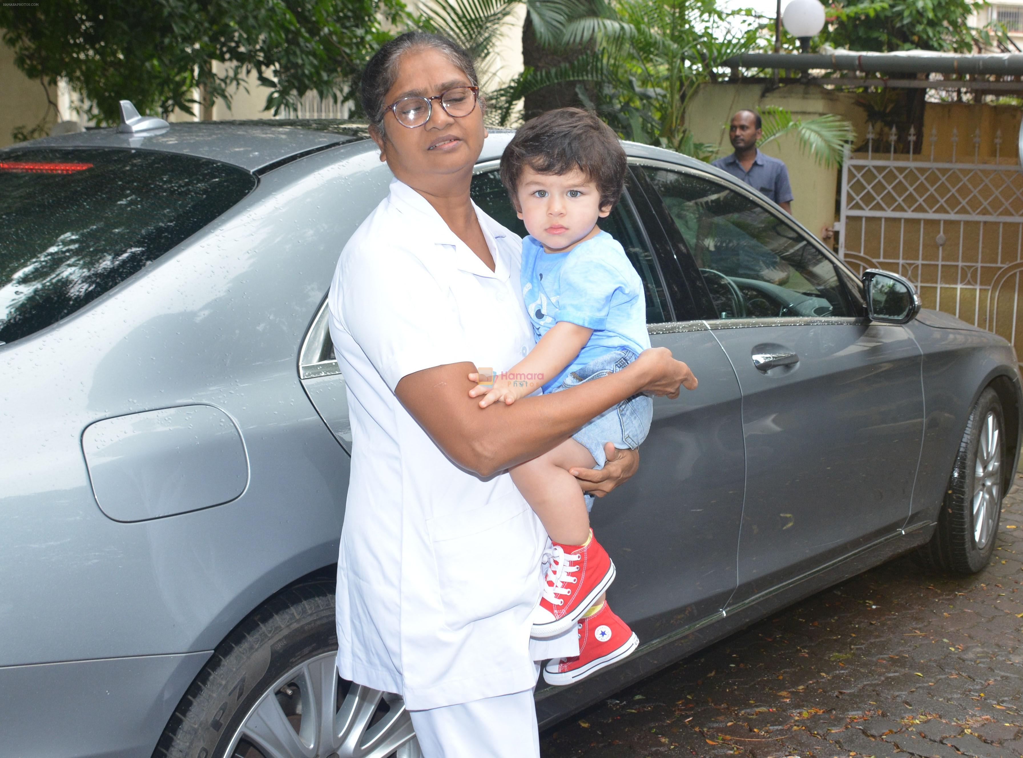 Taimur Ali Khan With Daughter Inaaya At Bandra on 9th Aug 2018