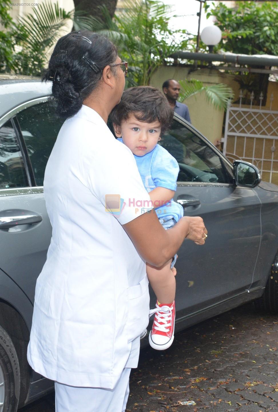 Taimur Ali Khan With Daughter Inaaya At Bandra on 9th Aug 2018