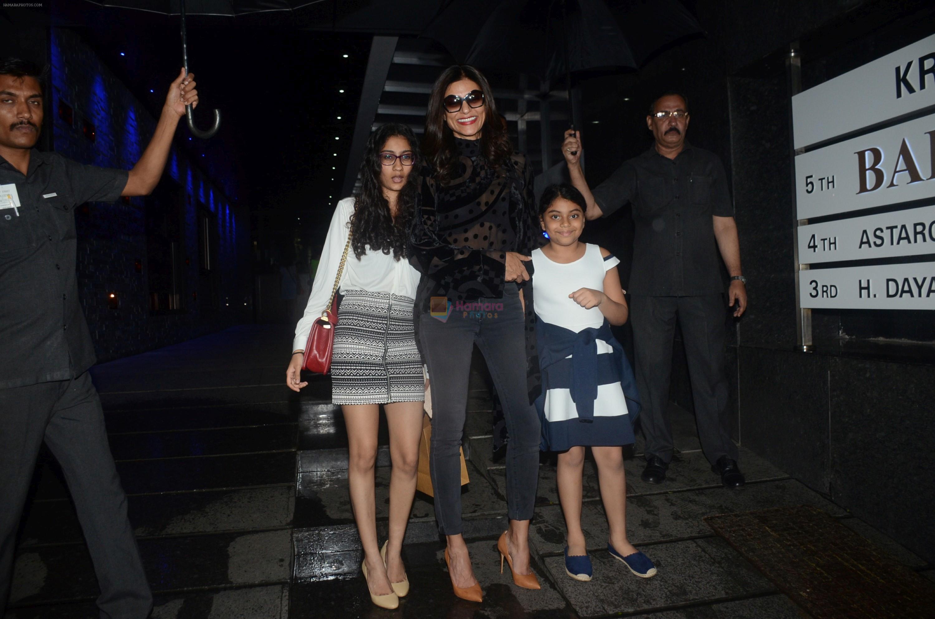 Sushmita Sen With Daughters Spotted At Hakkasan In Bandra on 12th Aug 2018