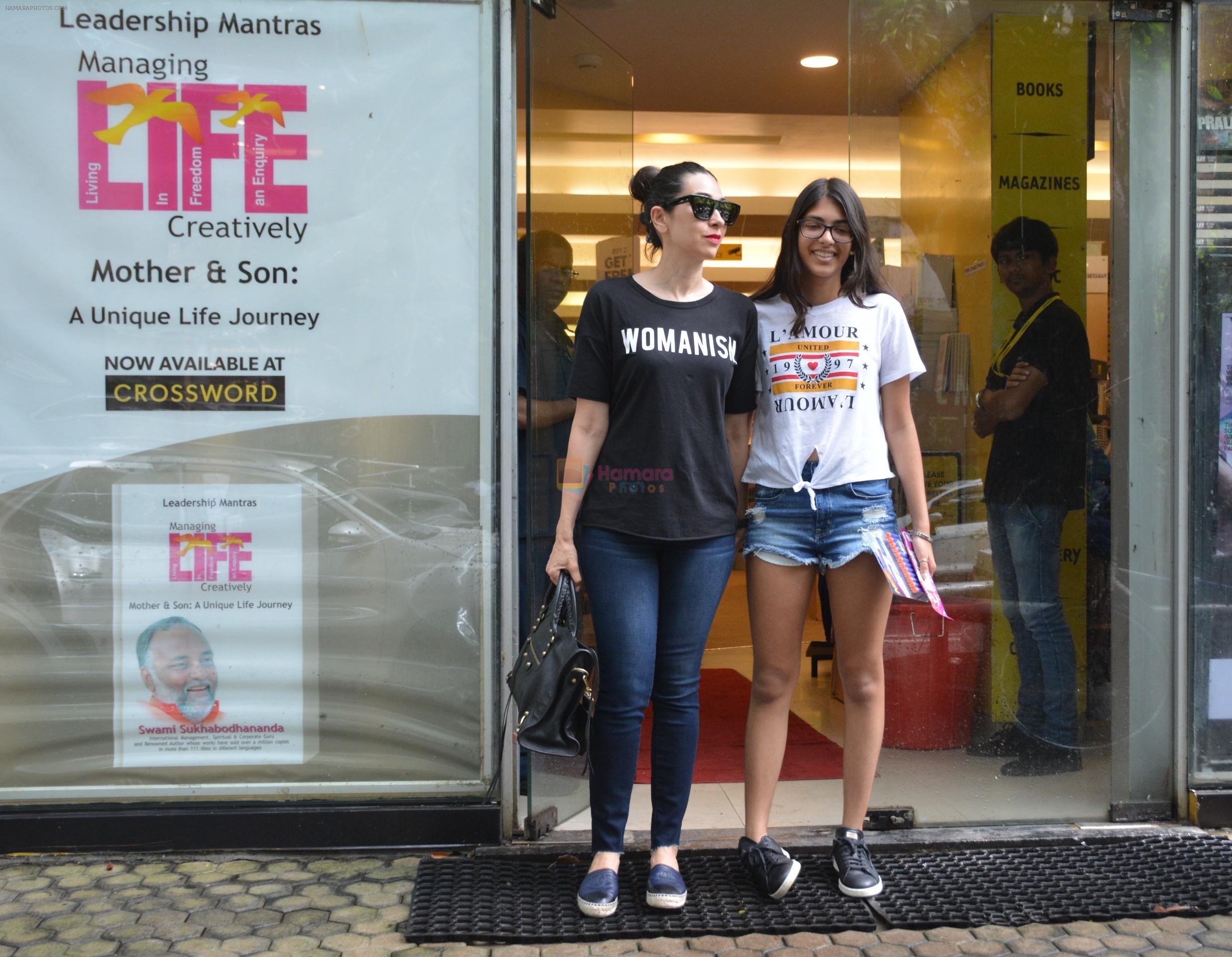 Karisma Kapoor & Daughter Samiera Spotted At Crossword Bandra on 12th Aug 2018