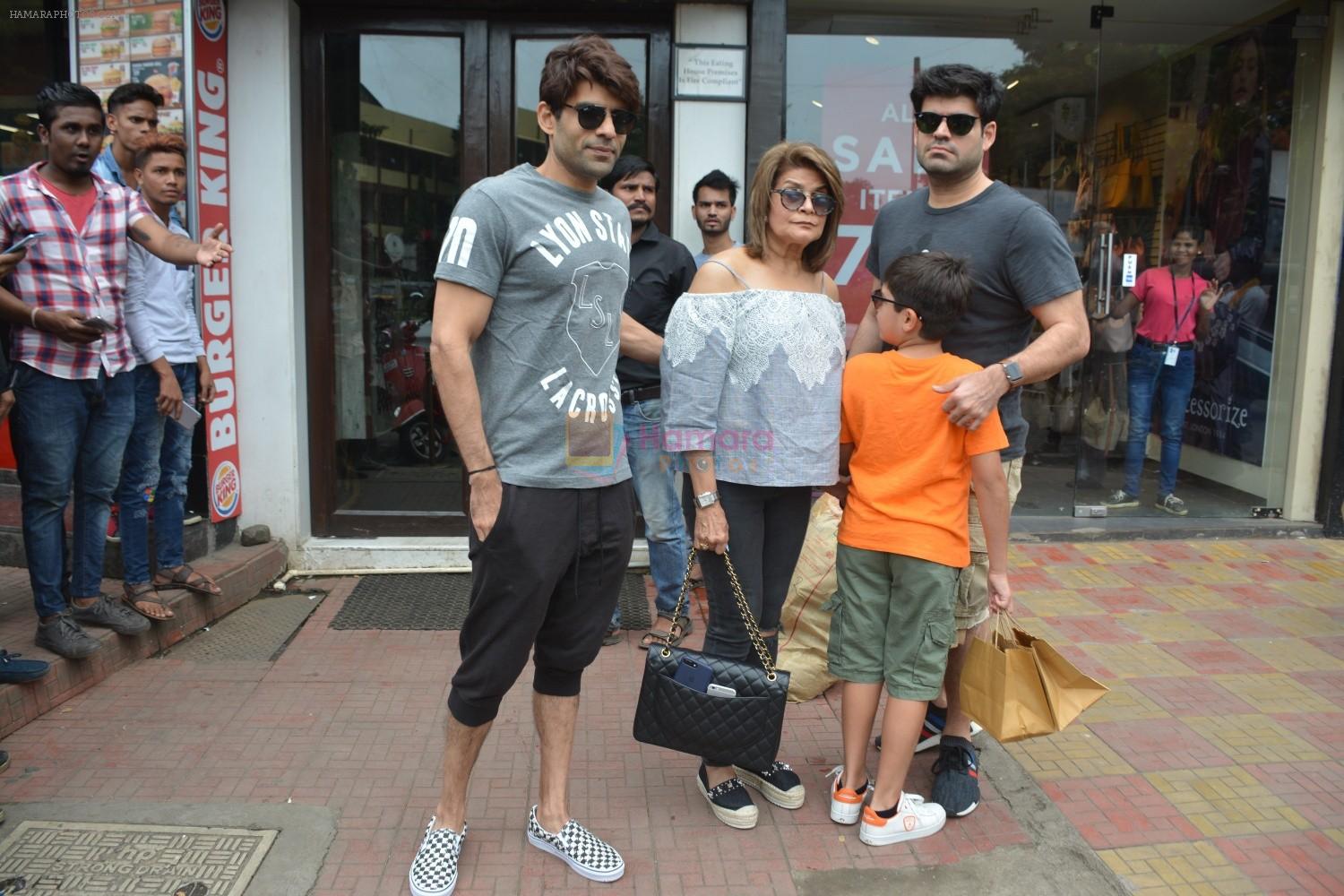 Ravi Chopra's Wife & Sons Spotted At Bastian In Bandra on 26th Aug 2018