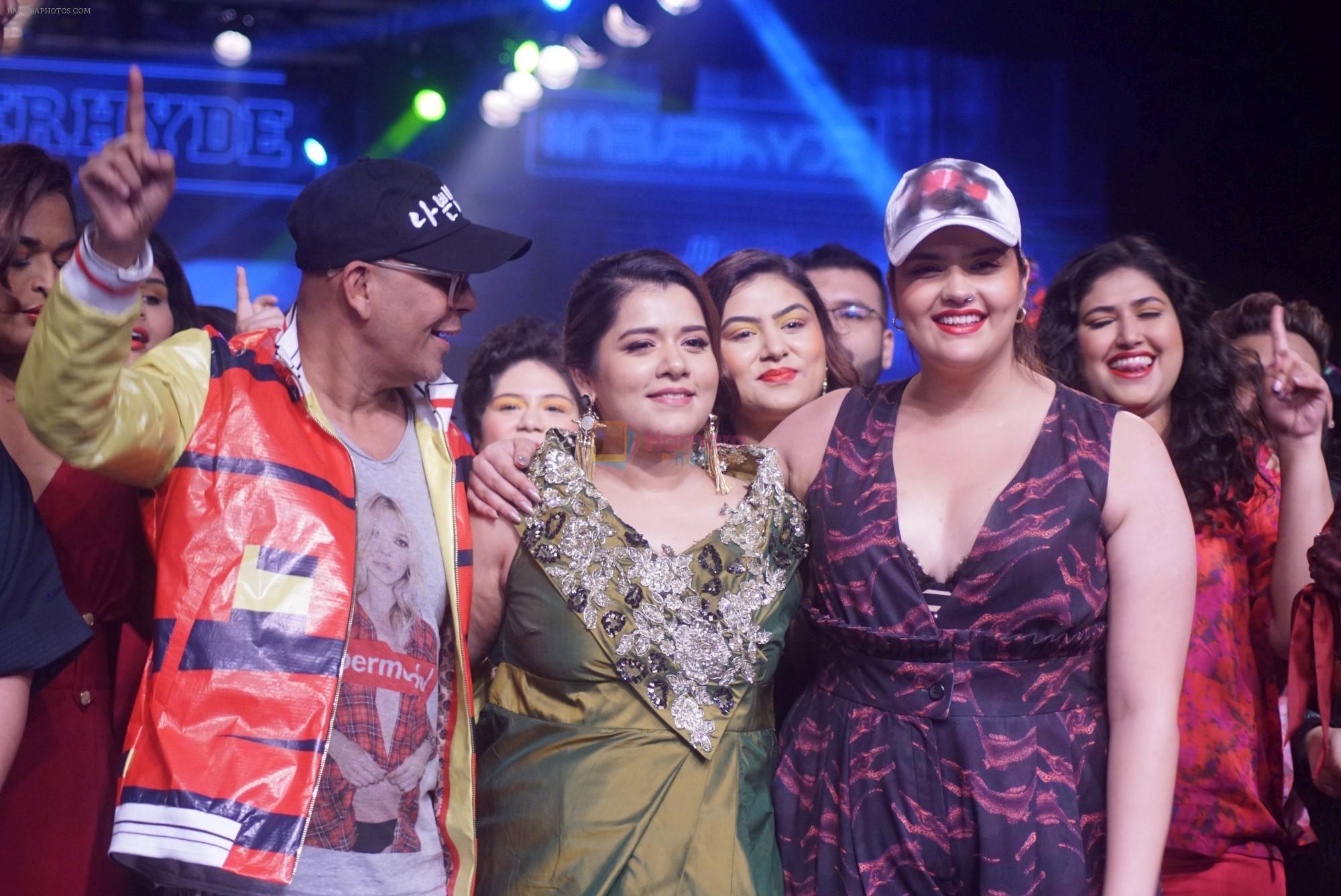 Shikha Talsania walk the ramp for Narendra Kumar at Lakme Fashion Week on 26th Aug 2018