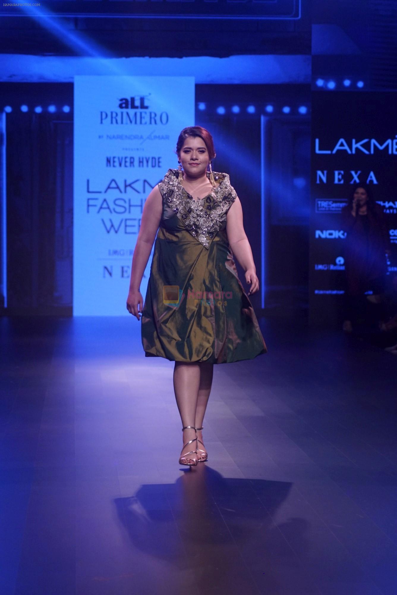 Shikha Talsania walk the ramp for Narendra Kumar at Lakme Fashion Week on 26th Aug 2018