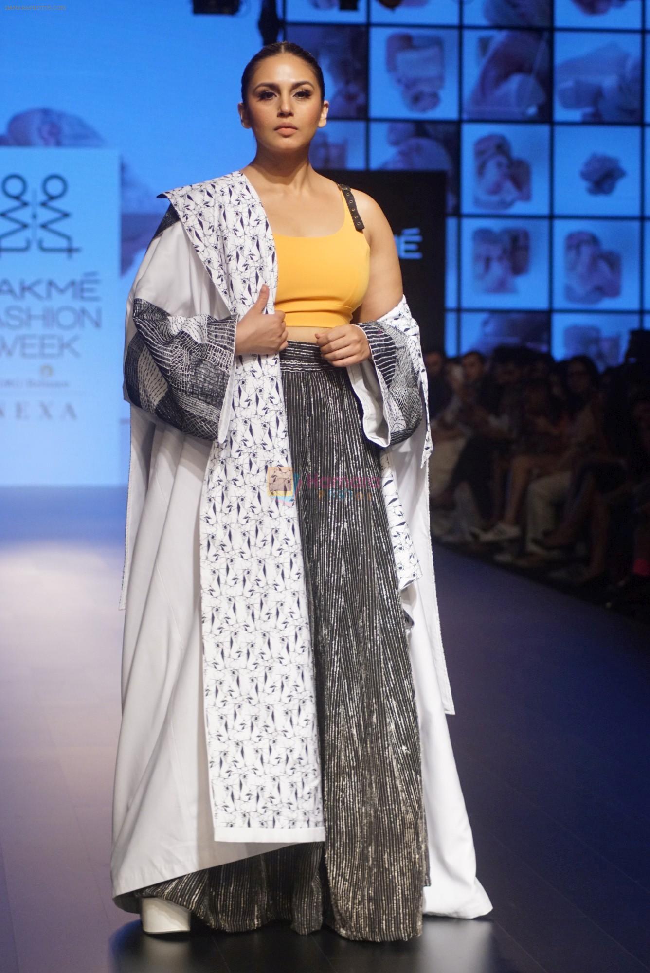 Huma Qureshi at CAPRESE X SHIFT & ARPITA MEHTA at Lakme Fashion Week on 25th AUg 2018