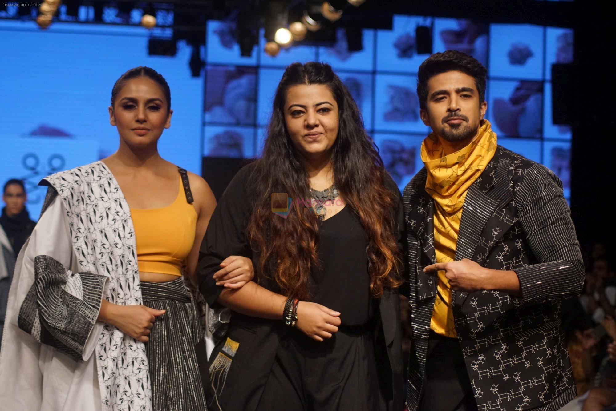 Huma Qureshi, Saqib Saleem at CAPRESE X SHIFT & ARPITA MEHTA at Lakme Fashion Week on 25th AUg 2018