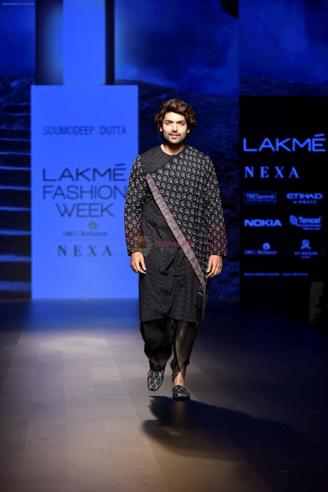 Gurmeet Choudhary walk the ramp for Soumodeep Dutta at Lakme Fashion Show 2018 on 27th Aug 2018